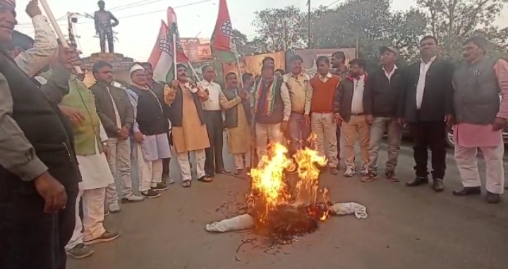 Congress leaders protest in Ramgarh