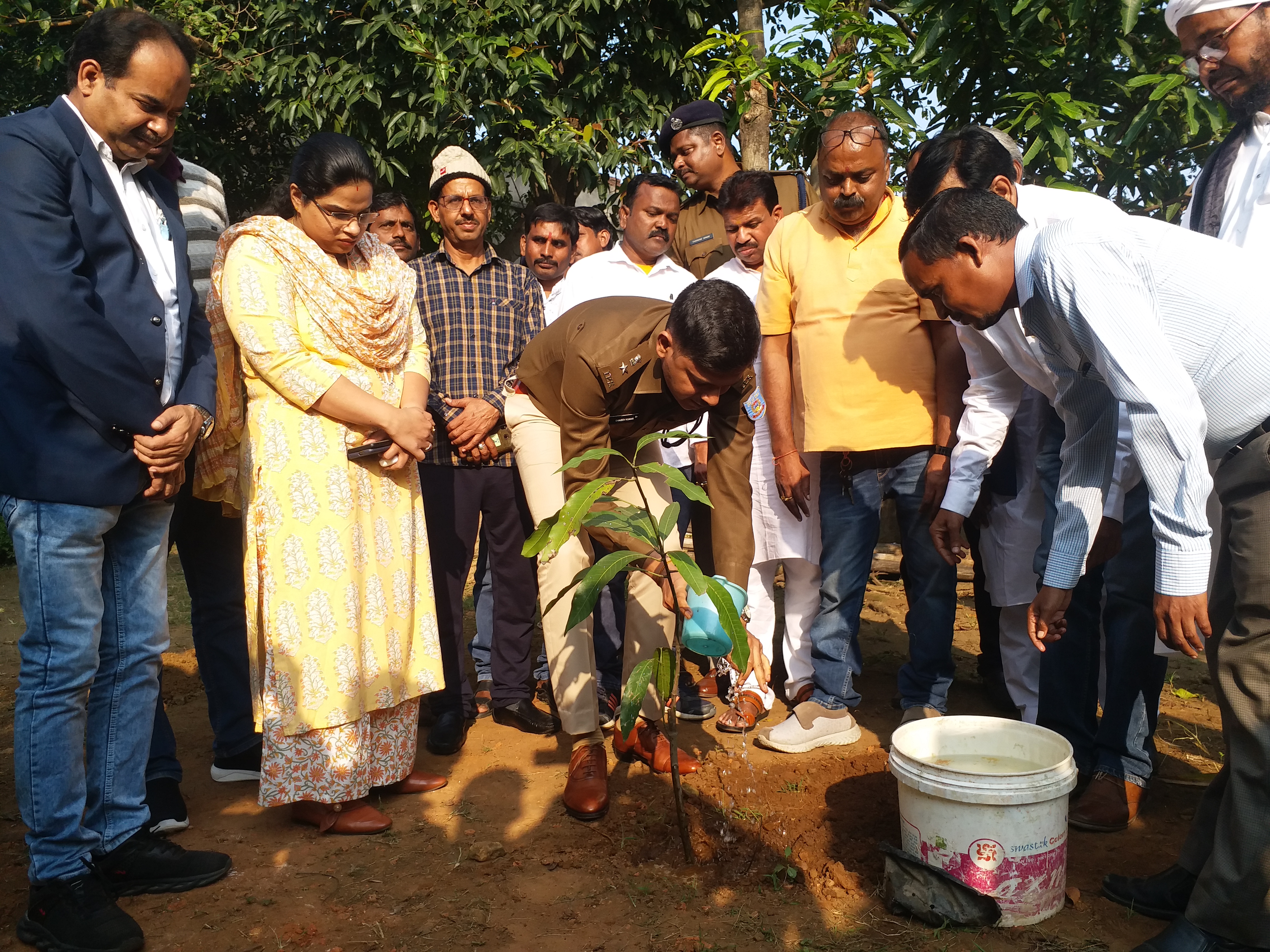 SSP gave flowers to old man and woman at Lalmani Vridh Seva Ashram of Dhanbad