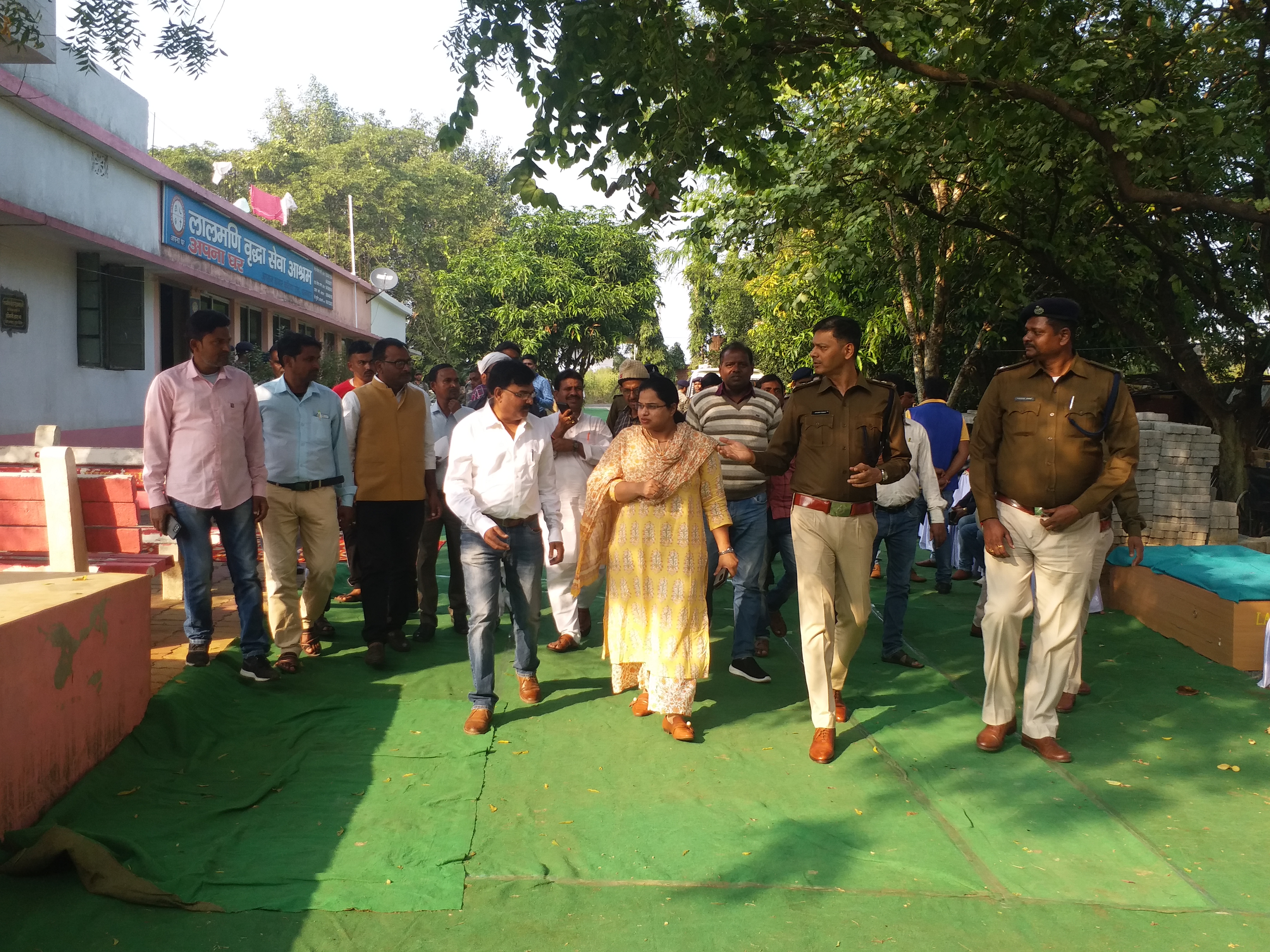 SSP gave flowers to old man and woman at Lalmani Vridh Seva Ashram of Dhanbad