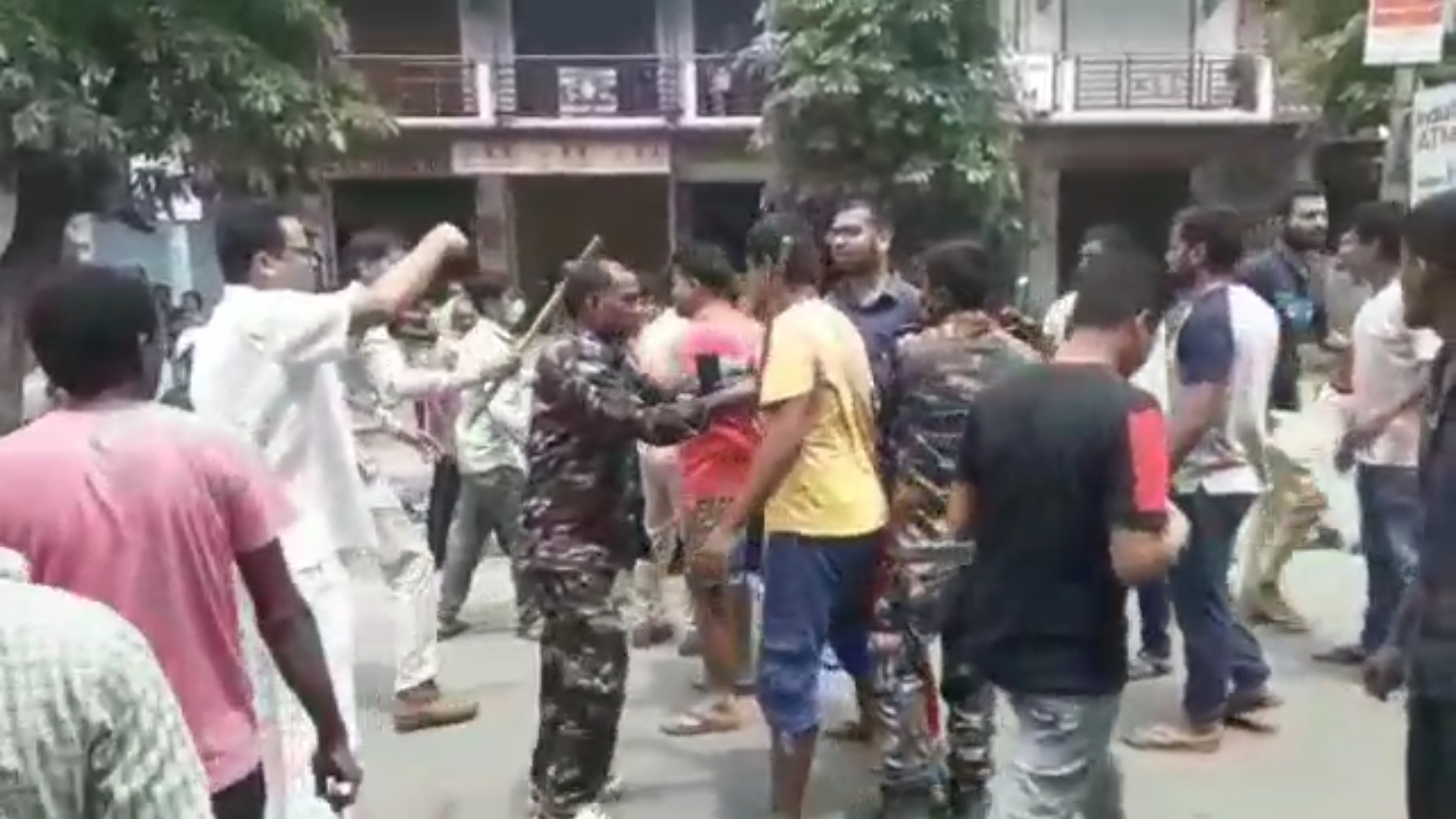 Two groups clash in Dhanbad, clash over road construction in Dhanbad, many injured in clash in Dhanbad, धनबाद में दो गुटों में मारपीट, धनबाद में सड़क निर्माण को लेकर झड़प, धनबाद में झड़प में कई घायल