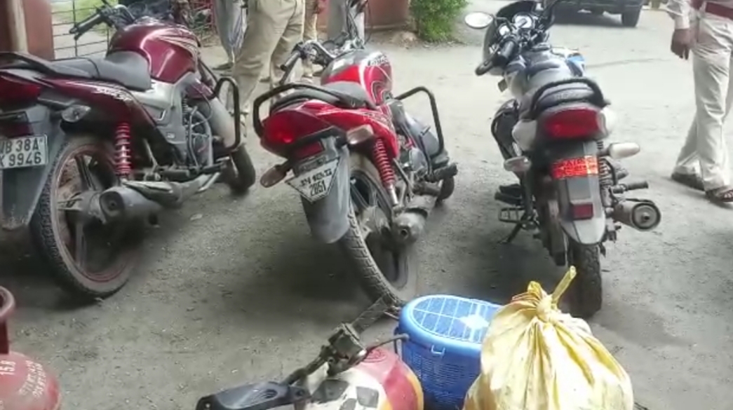 4 bike thieves arrested in dhanbad, 4 thieves arrested in dhanbad, crime news of dhanbad, धनबाद में 4 बाइक चोर गिरफ्तार, धनबाद में 4 चोर गिरफ्तार, धनबाद में अपराध की खबरें