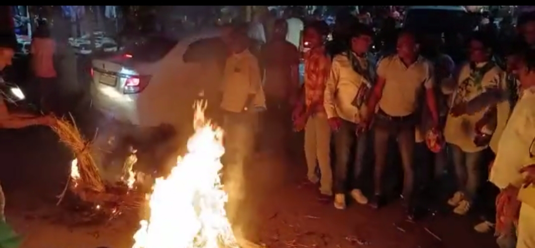 JMM burns effigies of Babulal Marandi and Nishikant Dubey in Dhanbad