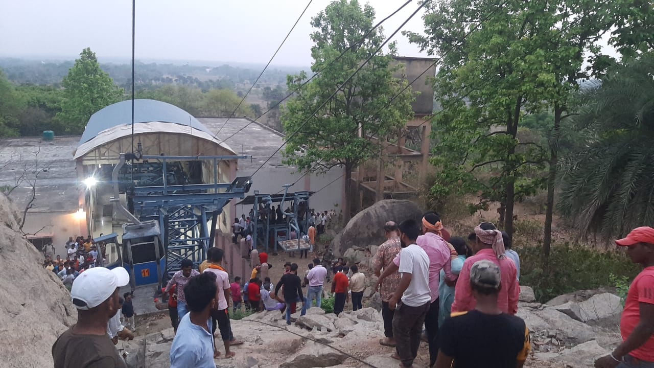 trikoot ropeway accident  rescue work continue in deoghar  ಜಾರ್ಖಂಡ್​ನಲ್ಲಿ ರೋಪ್​ವೇ ಕಾರುಗಳು ಮಧ್ಯೆ ಡಿಕ್ಕಿ  ತ್ರೀಕೂಟ್​ನಲ್ಲಿ ರೋಪ್​ವೇ ಕಾರುಗಳ ಮಧ್ಯೆ ಡಿಕ್ಕಿ  ಜಾರ್ಖಂಡ್​ನಲ್ಲಿ ರೋಪ್​ವೇ ಅಪಘಾತ ಸುದ್ದಿ  ಜಾರ್ಖಂಡ್​ ಸುದ್ದಿ