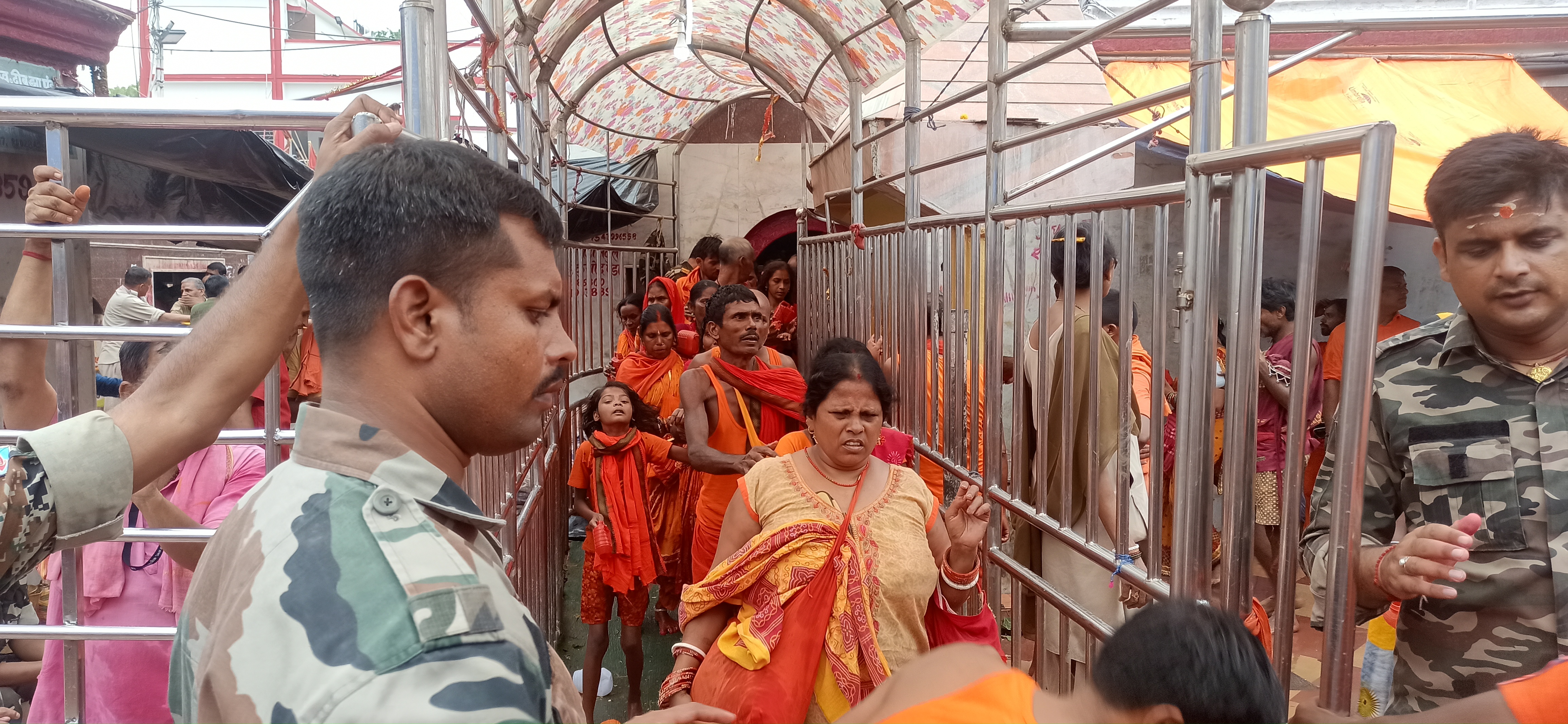 crowd of devotees reached for worship in Dumka Basukinath Dham on second Monday of Sawan