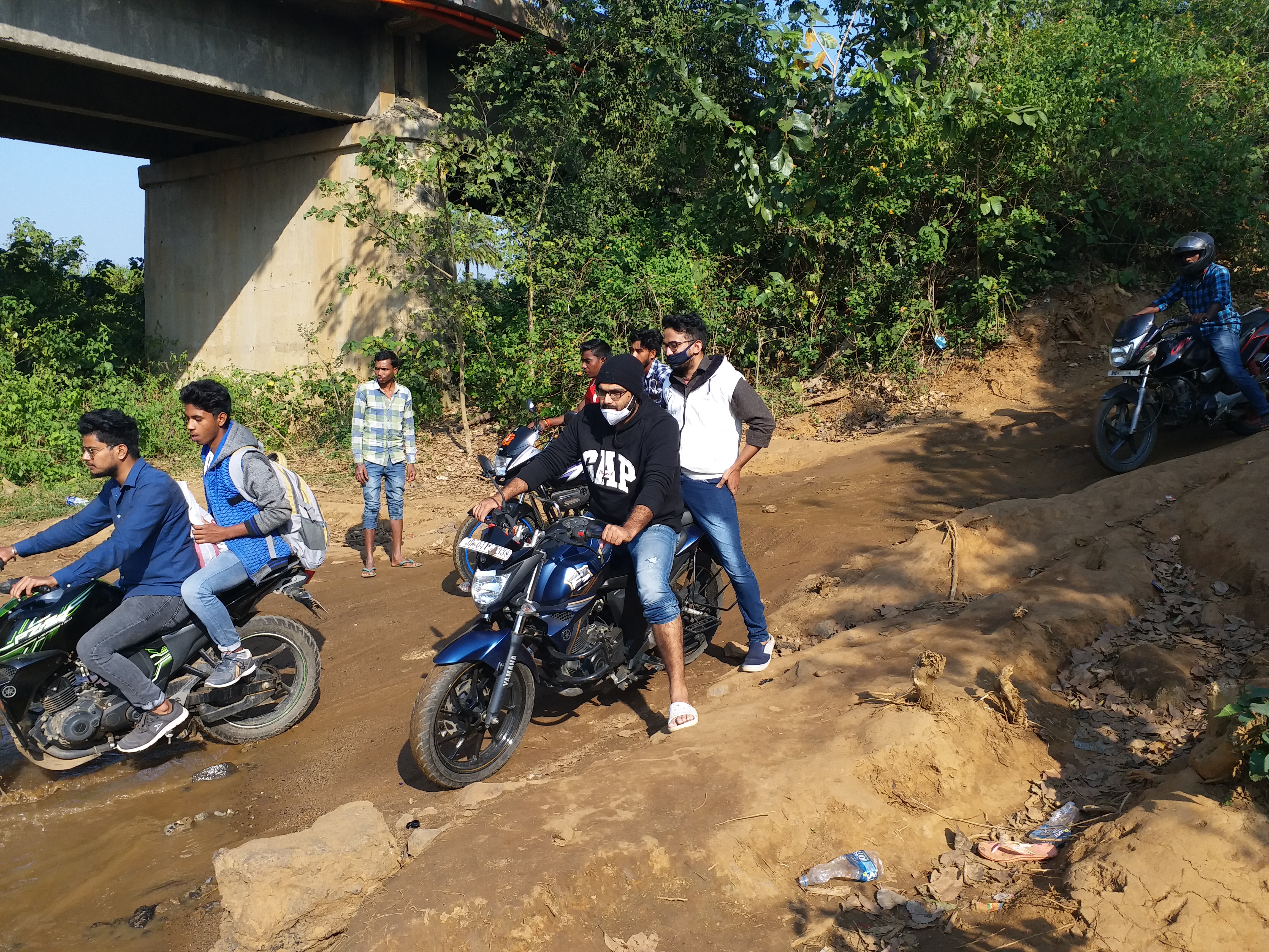 people in trouble due to bridge not repaired in dumka