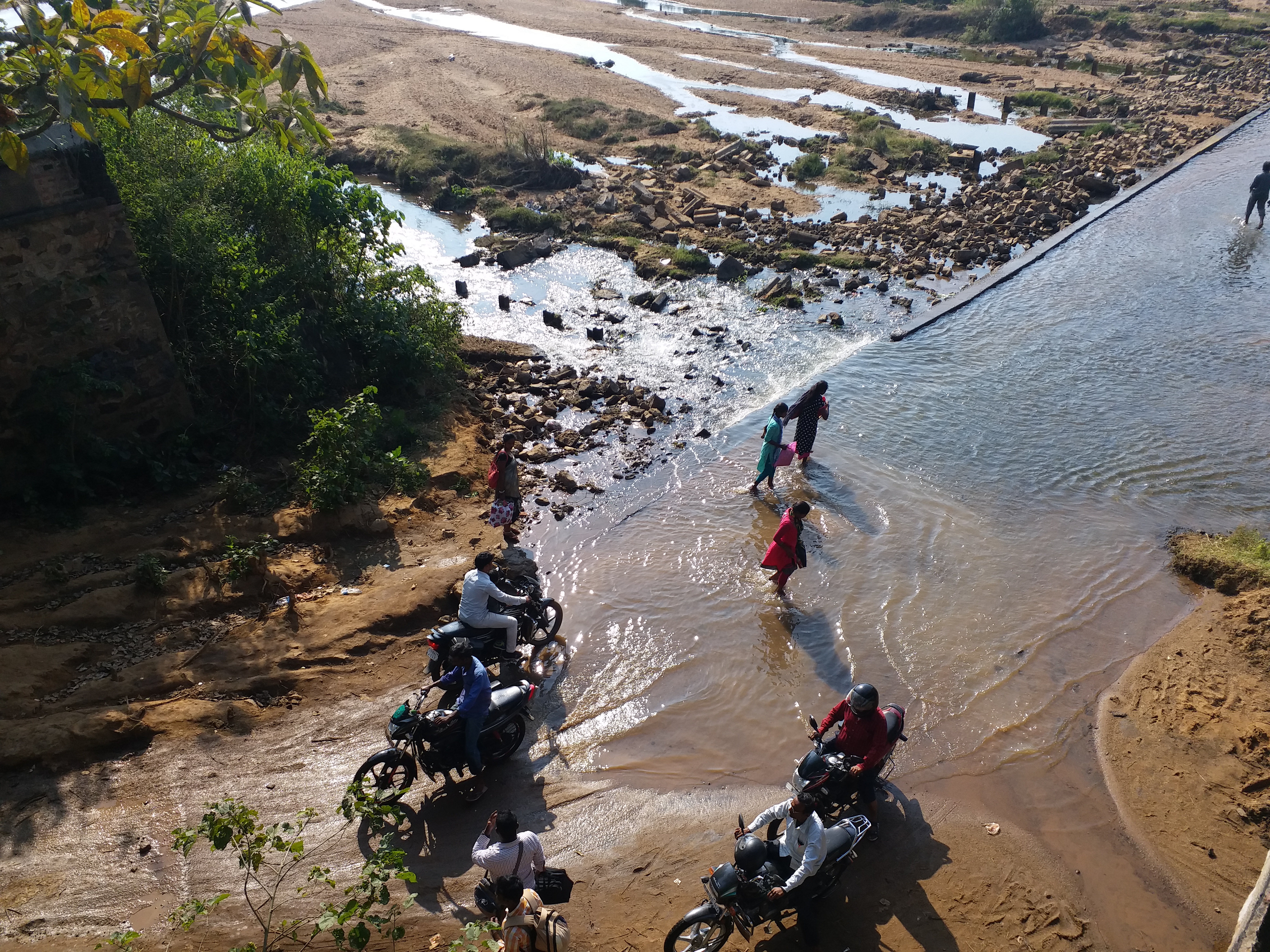 people in trouble due to bridge not repaired in dumka