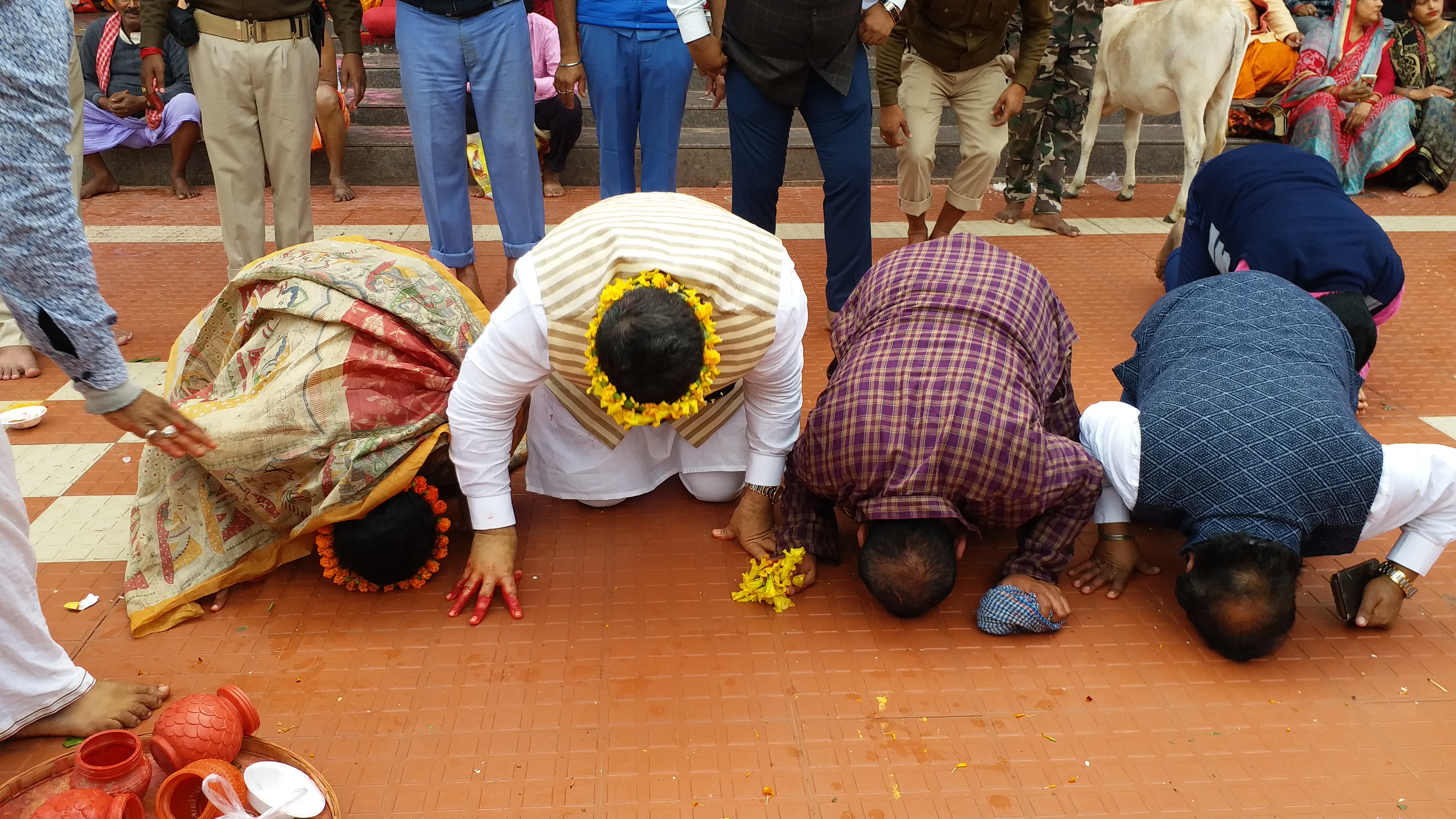 minister-ram-surat-kumar-of-bihar-worshiped-at-basukinath-temple-in-dumka