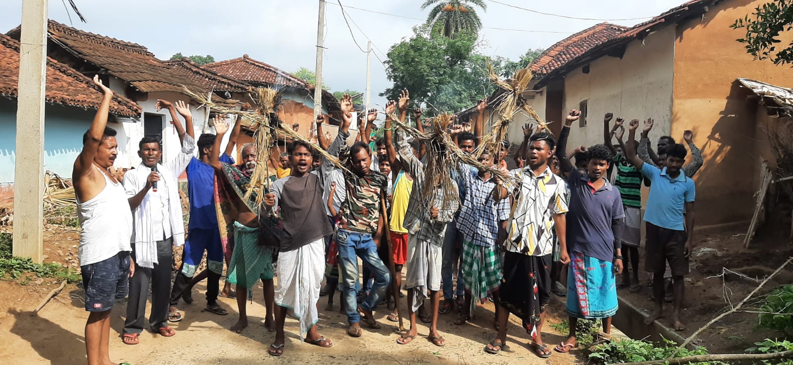 People of Santhal community burnt effigies of CM Hemant Soren and Shibu Soren in Dumka