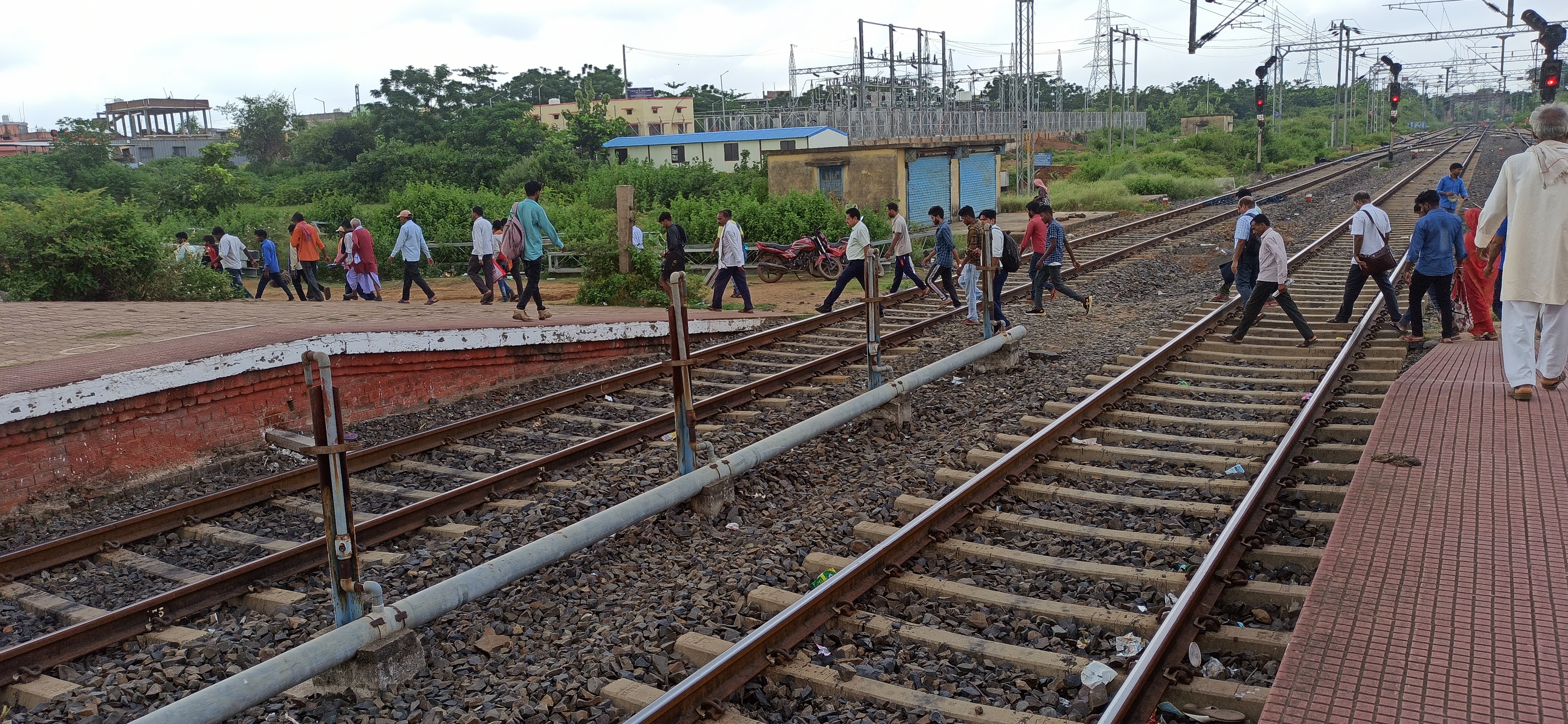 people crossing rail tracks In Dumka risking their lives