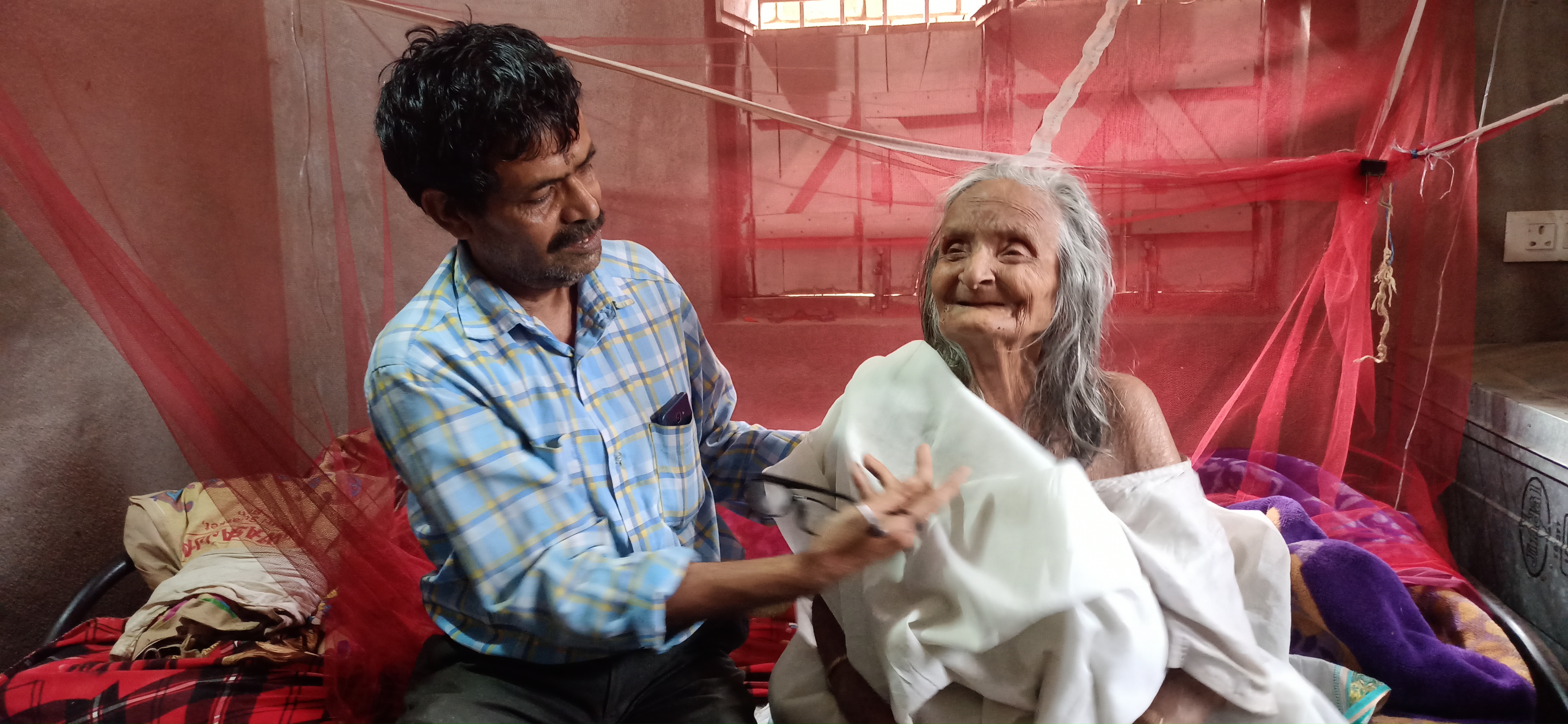 100 year old widow Shobha Rani not getting pension in Dumka