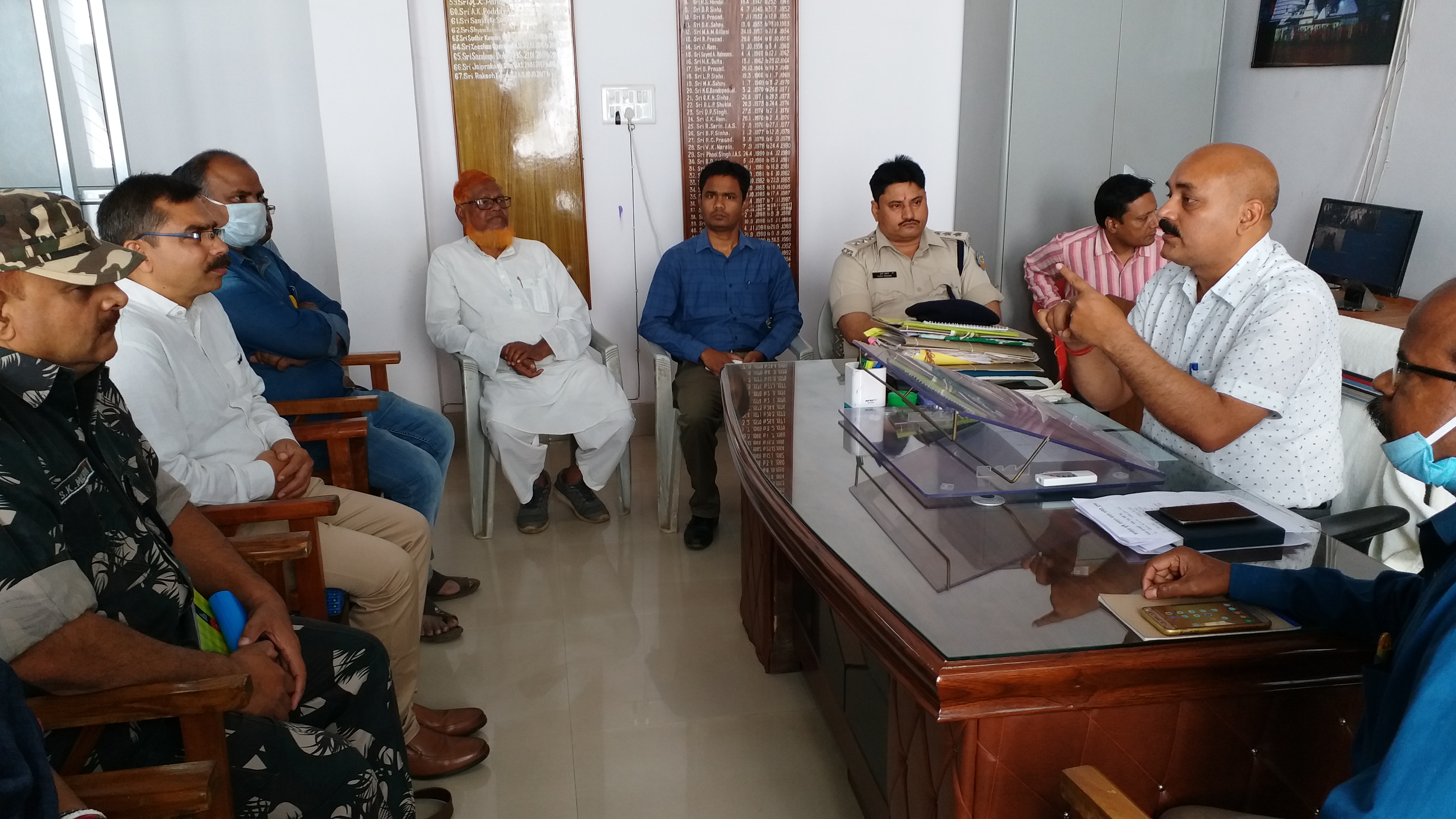 SDM holds meeting with businessmen in dumka