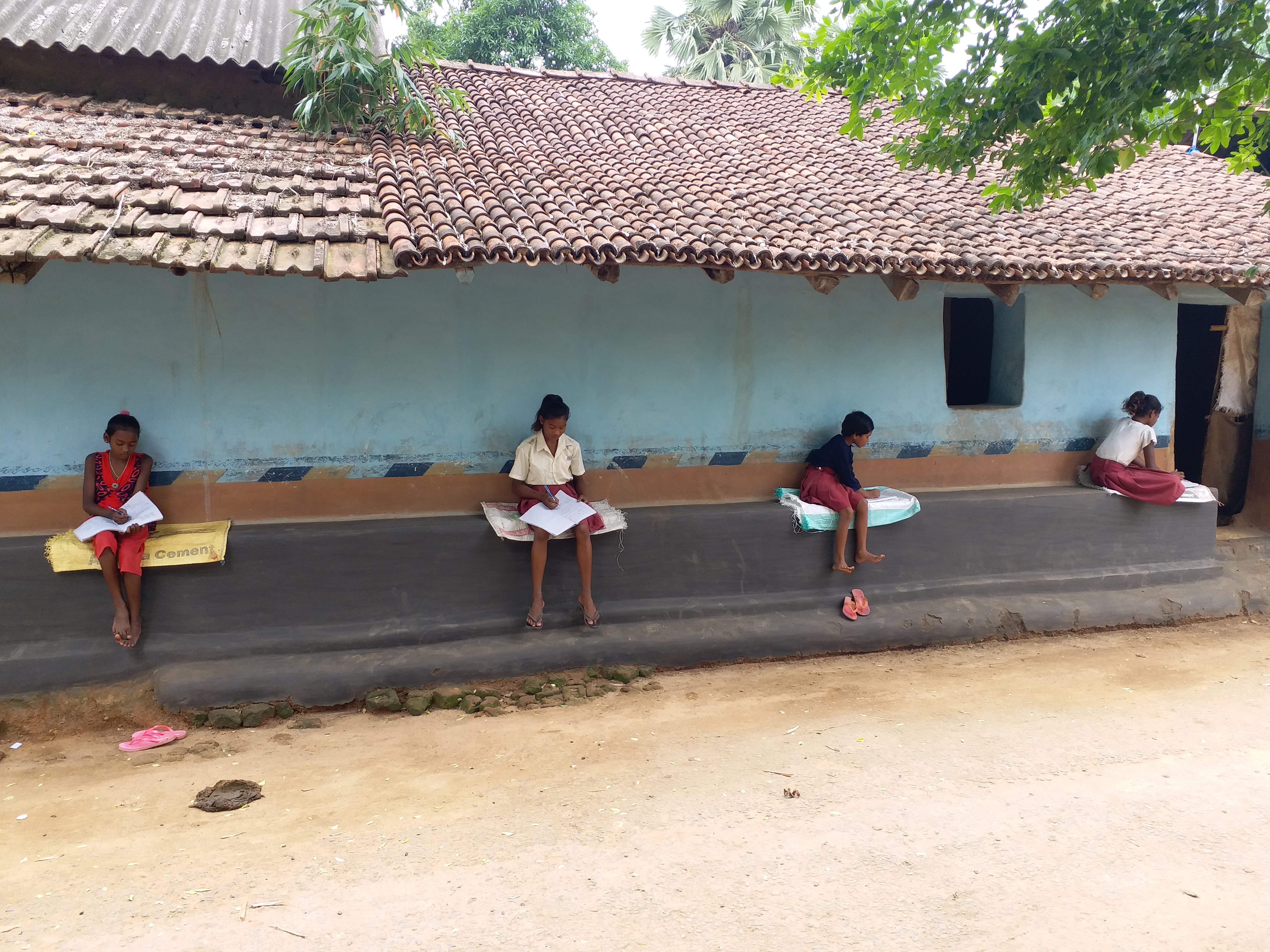 Unique initiative of government school teachers in Dumka