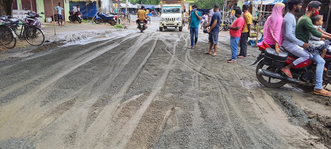 In-charge of Kathikund police station filled pothole in road in Dumka