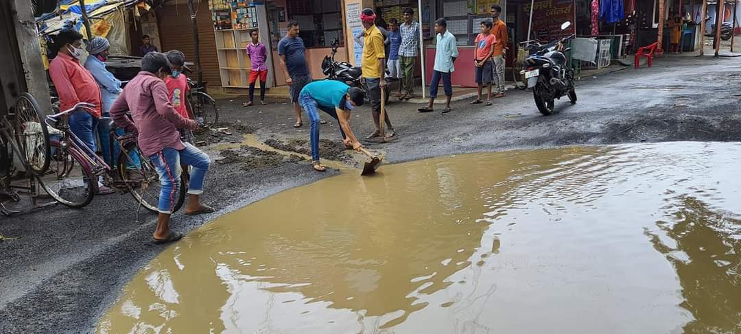 In-charge of Kathikund police station filled pothole in road in Dumka