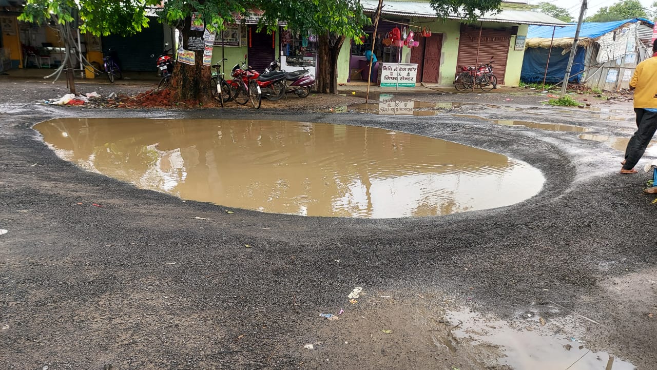 In-charge of Kathikund police station filled pothole in road in Dumka
