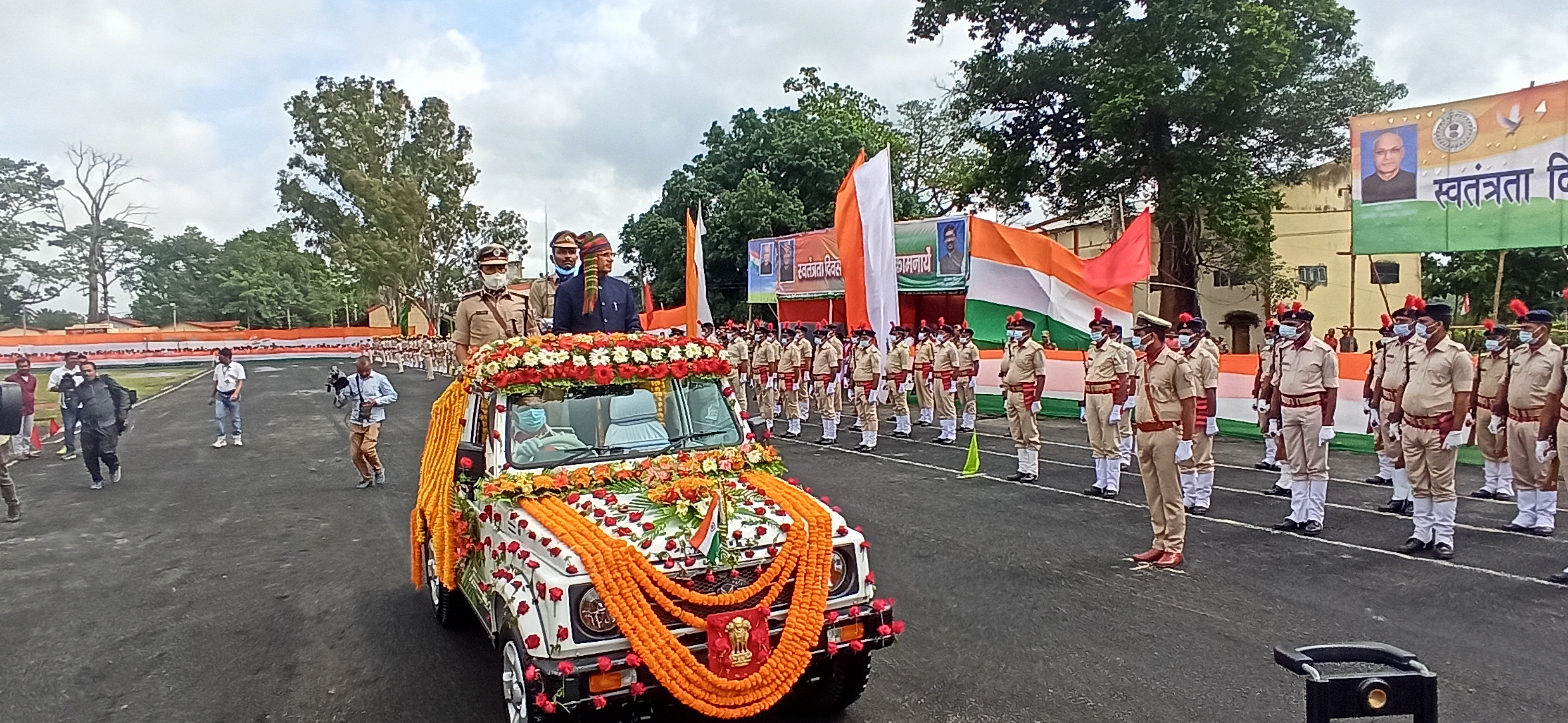 governor-ramesh-bais-hoisted-national-flag-in-dumka