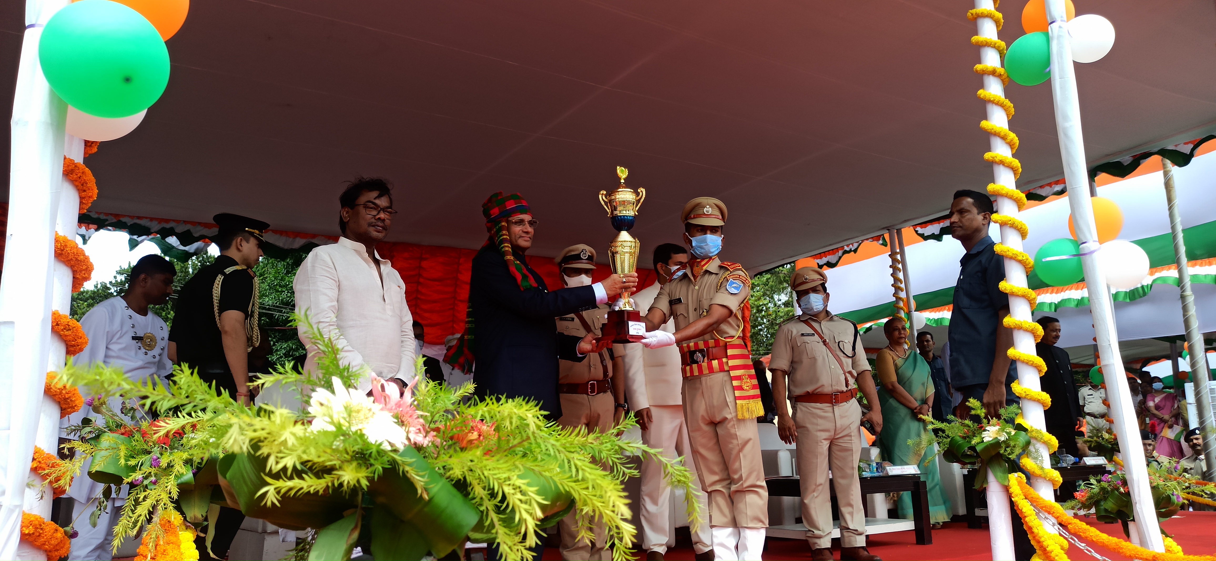 governor-ramesh-bais-hoisted-national-flag-in-dumka