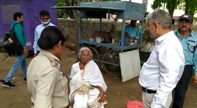 Police helped elderly woman in Jamshedpur