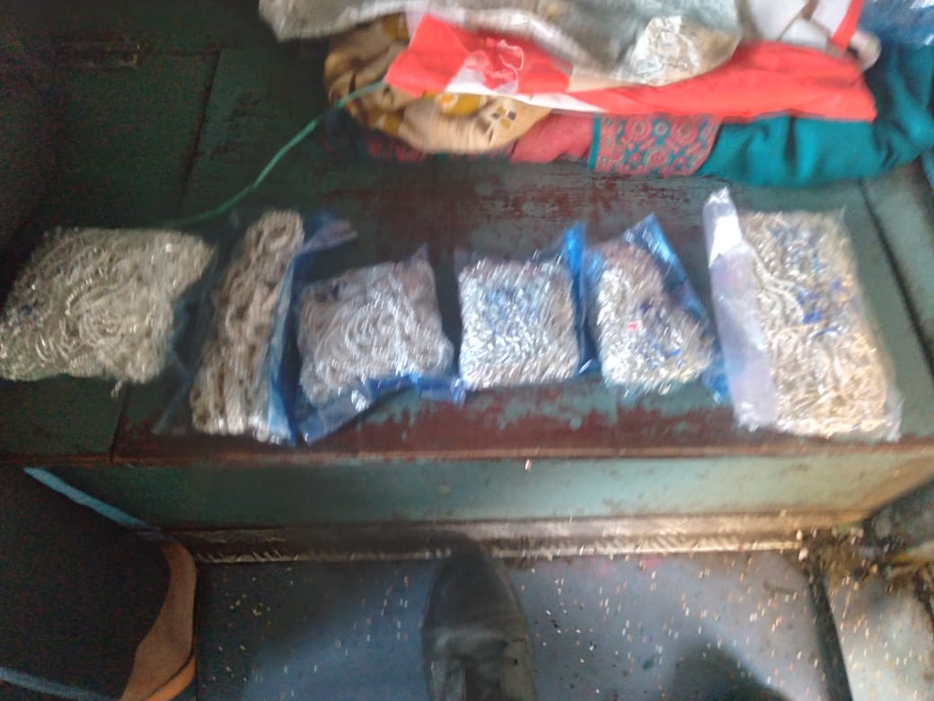 one passenger arrested with 5 kg silver jewelery from Howrah Ahmedabad Express train in Jamshedpur