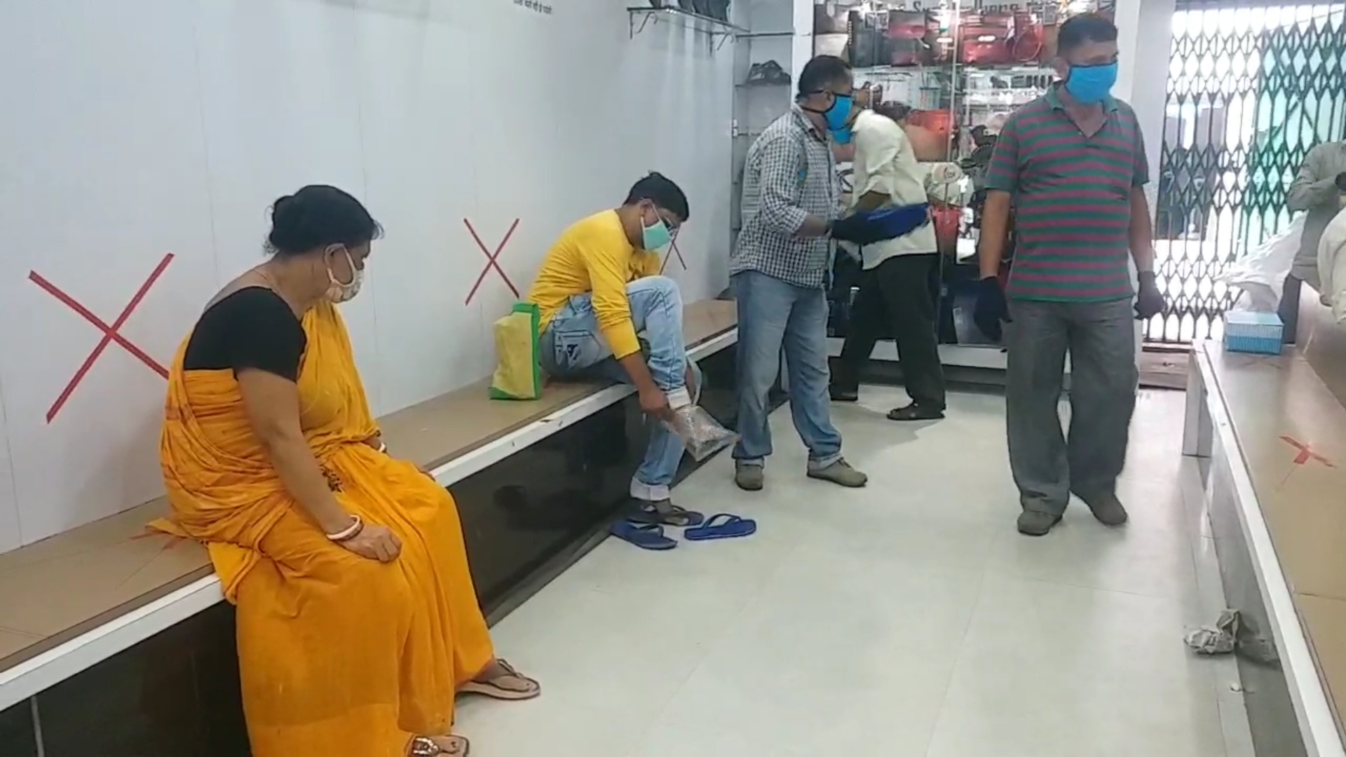 Clothes and shoes store opened in Jamshedpur, Clothes shop opened after jharkhand government directive, Corona in Jharkhand, जमशेदपुर में कपड़े और जूते की दुकान खुली, झारखंड सरकार के निर्देश के बाद खुली कपड़े की दुकानें, झारखंड में कोरोना