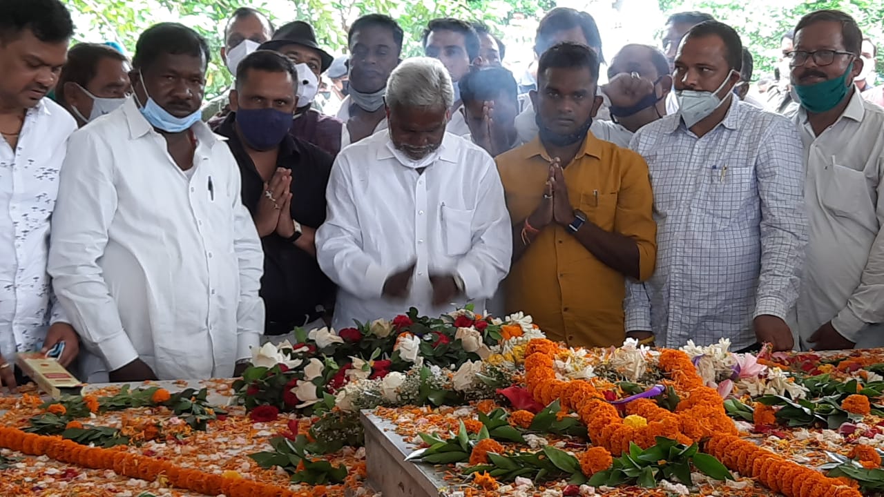 CM Hemant Soren paid tribute to martyr Nirmal Mahto on 34th death anniversary in Jharkhand