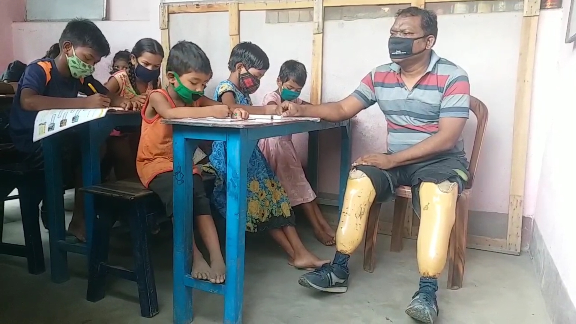 Sikandar is teaching children even after losing two legs in Jamshedpur