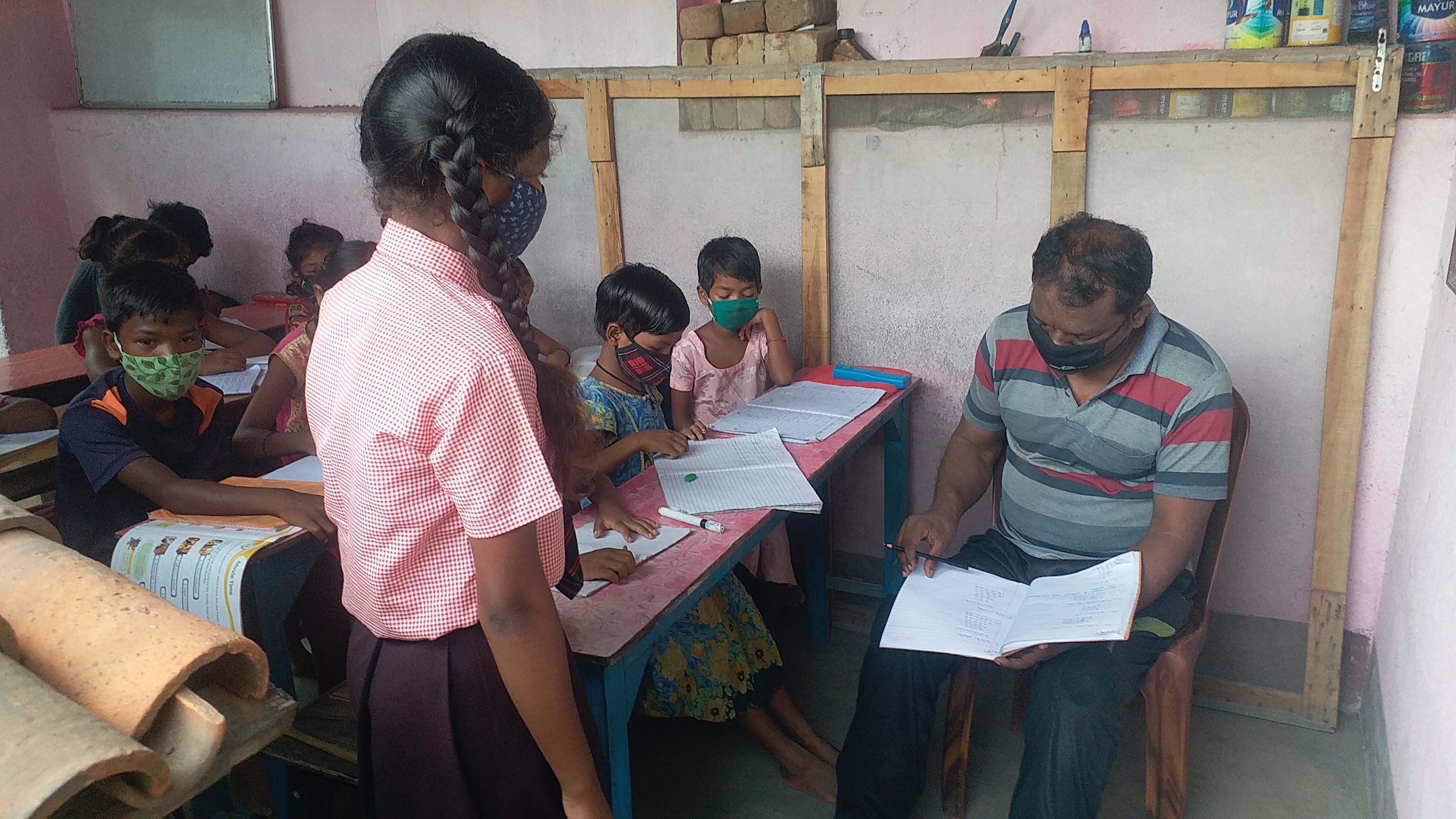 Sikandar is teaching children even after losing two legs in Jamshedpur