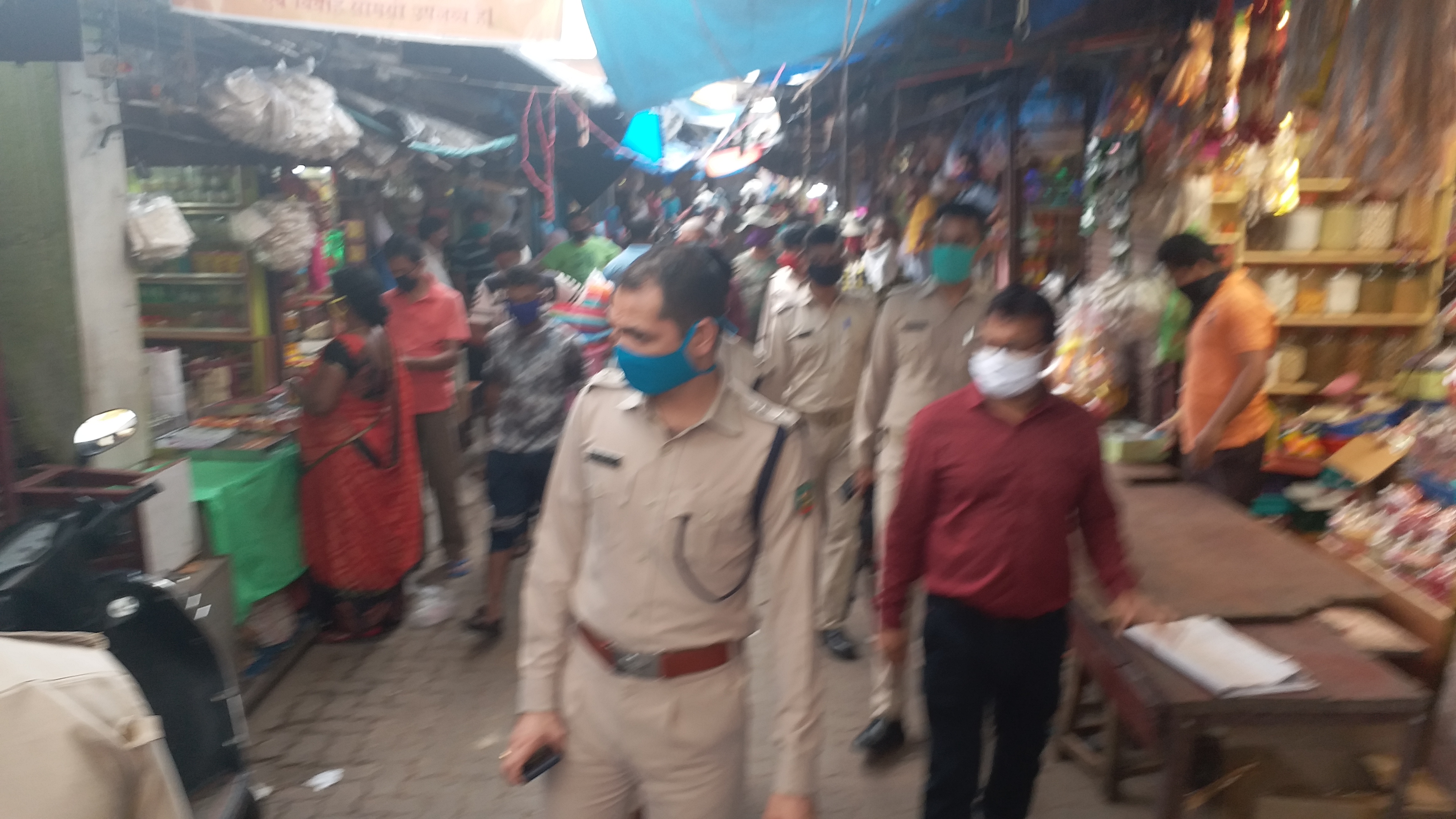 jamshedpur city sp raids in sakchi market, जमशेदपुर सिटी SP पहुंचे साकची बाजार