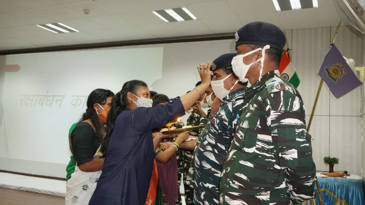 women tying rakhi to soldiers