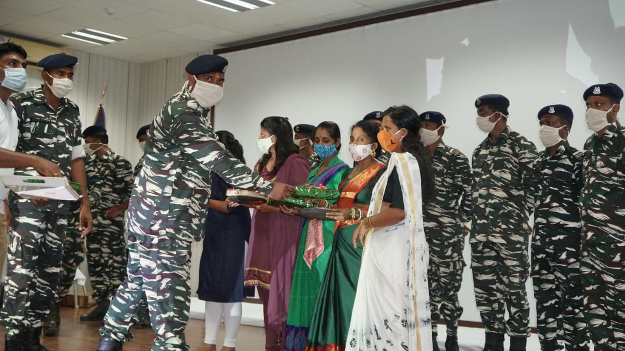 soldiers giving gifts to women