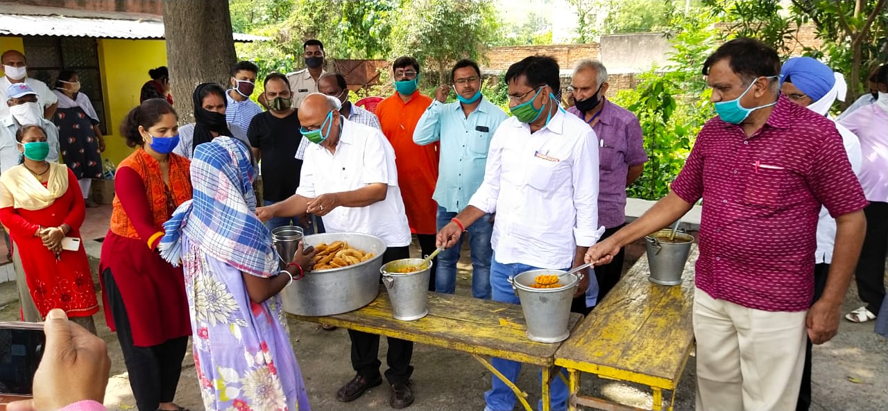 bjm distributed raw ration in jamshedpur, बीजेएम ने किया भोजन वितरण