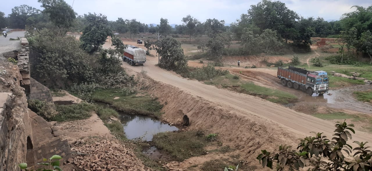 bad condition of Dumri-Bermo road in giridih, bad condition of Dumri-Bermo road, shabby Road condition in Giridih, गिरिडीह में डुमरी-बेरमो सड़क की हालत खराब, डुमरी-बेरमो सड़क बदहाल, गिरिडीह में सड़क की हालत जर्जर