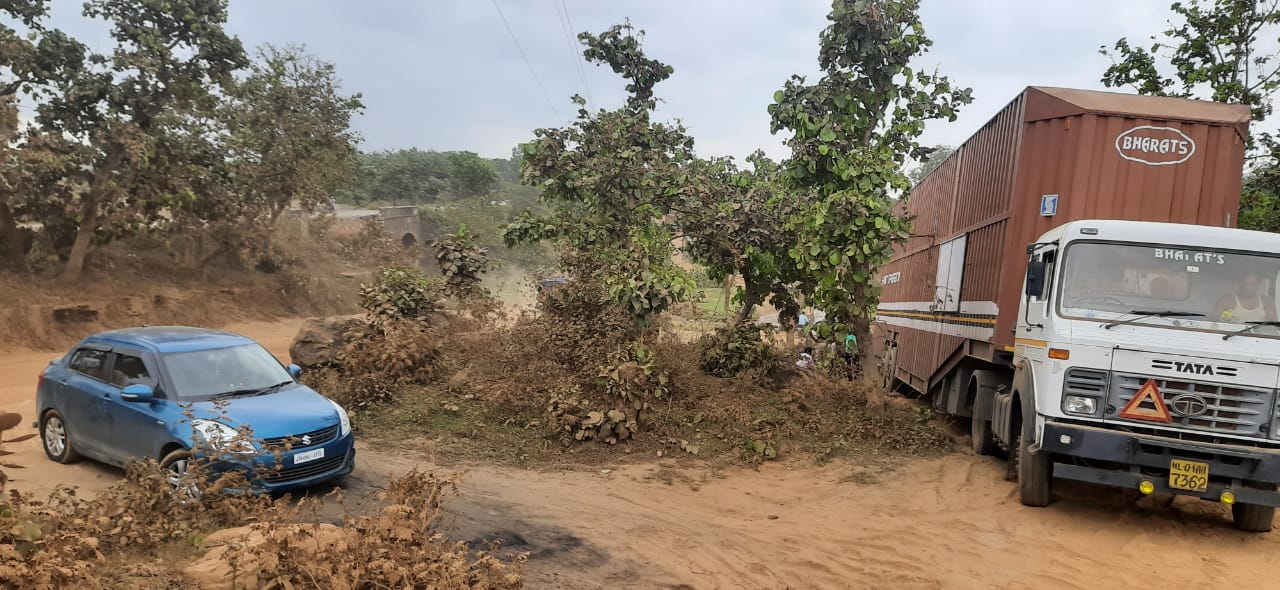 bad condition of Dumri-Bermo road in giridih, bad condition of Dumri-Bermo road, shabby Road condition in Giridih, गिरिडीह में डुमरी-बेरमो सड़क की हालत खराब, डुमरी-बेरमो सड़क बदहाल, गिरिडीह में सड़क की हालत जर्जर