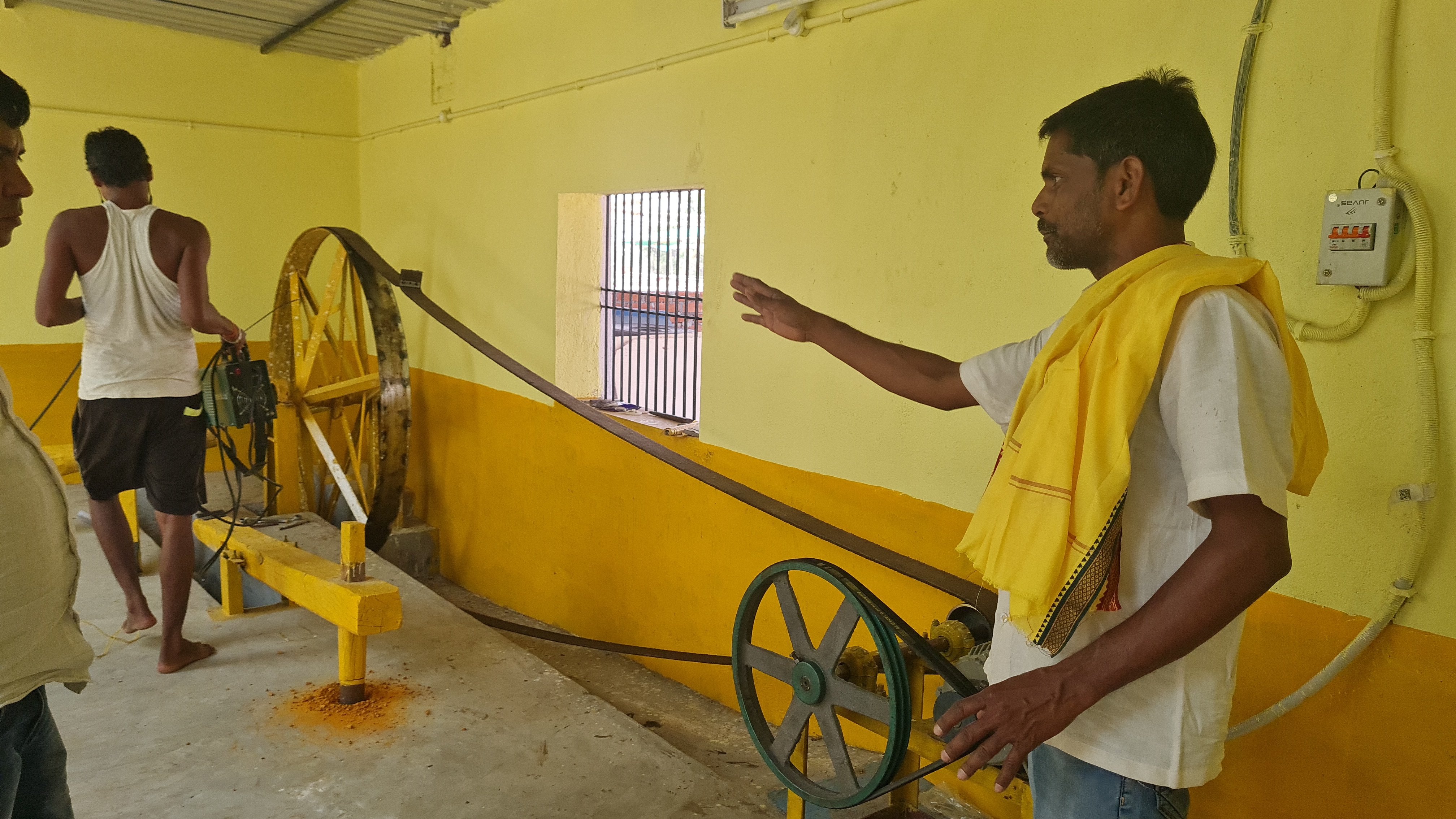 Baijnath Mahto Chhotu making spices with desi technique in Giridih