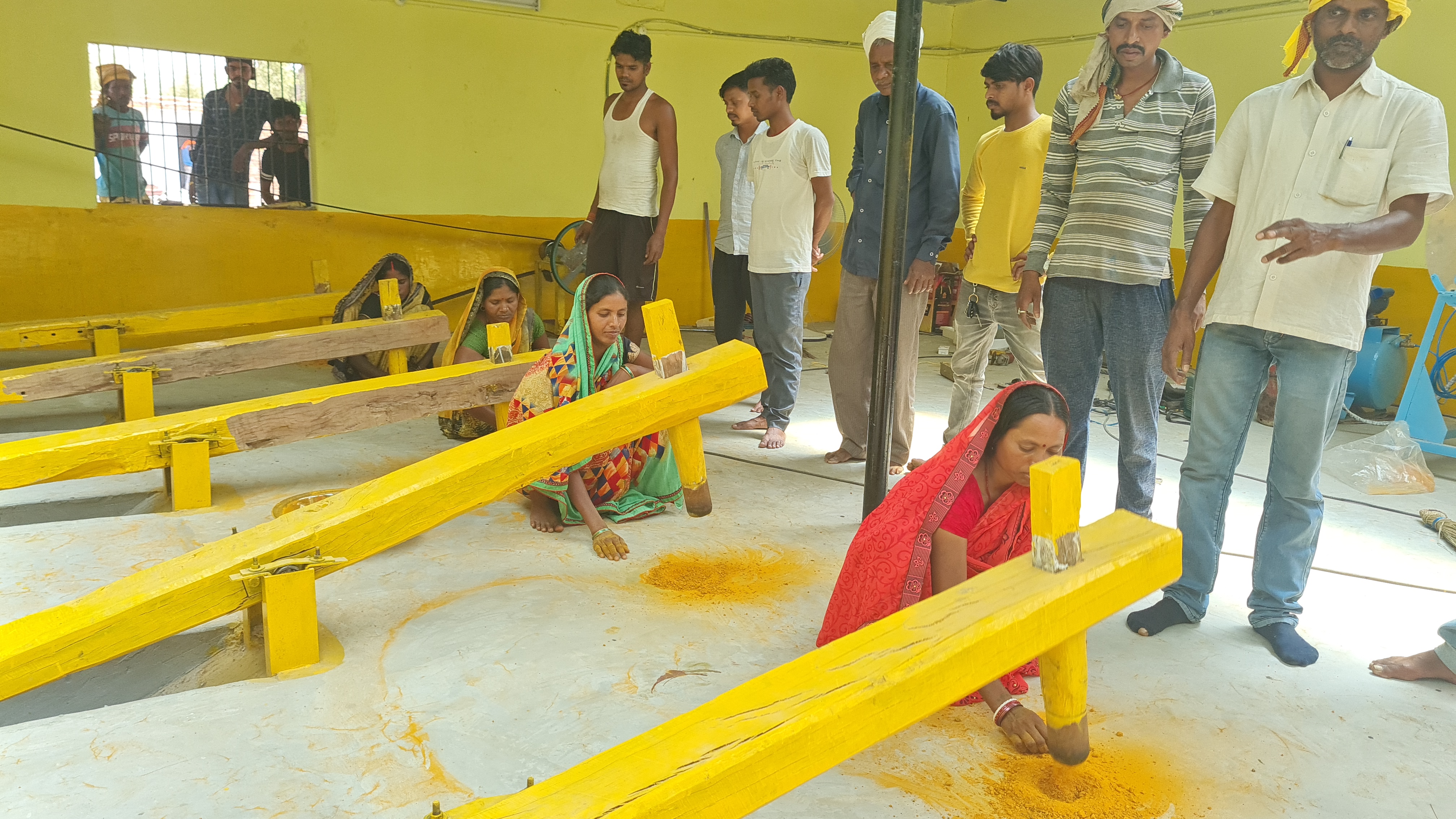 Baijnath Mahto Chhotu making spices with desi technique in Giridih