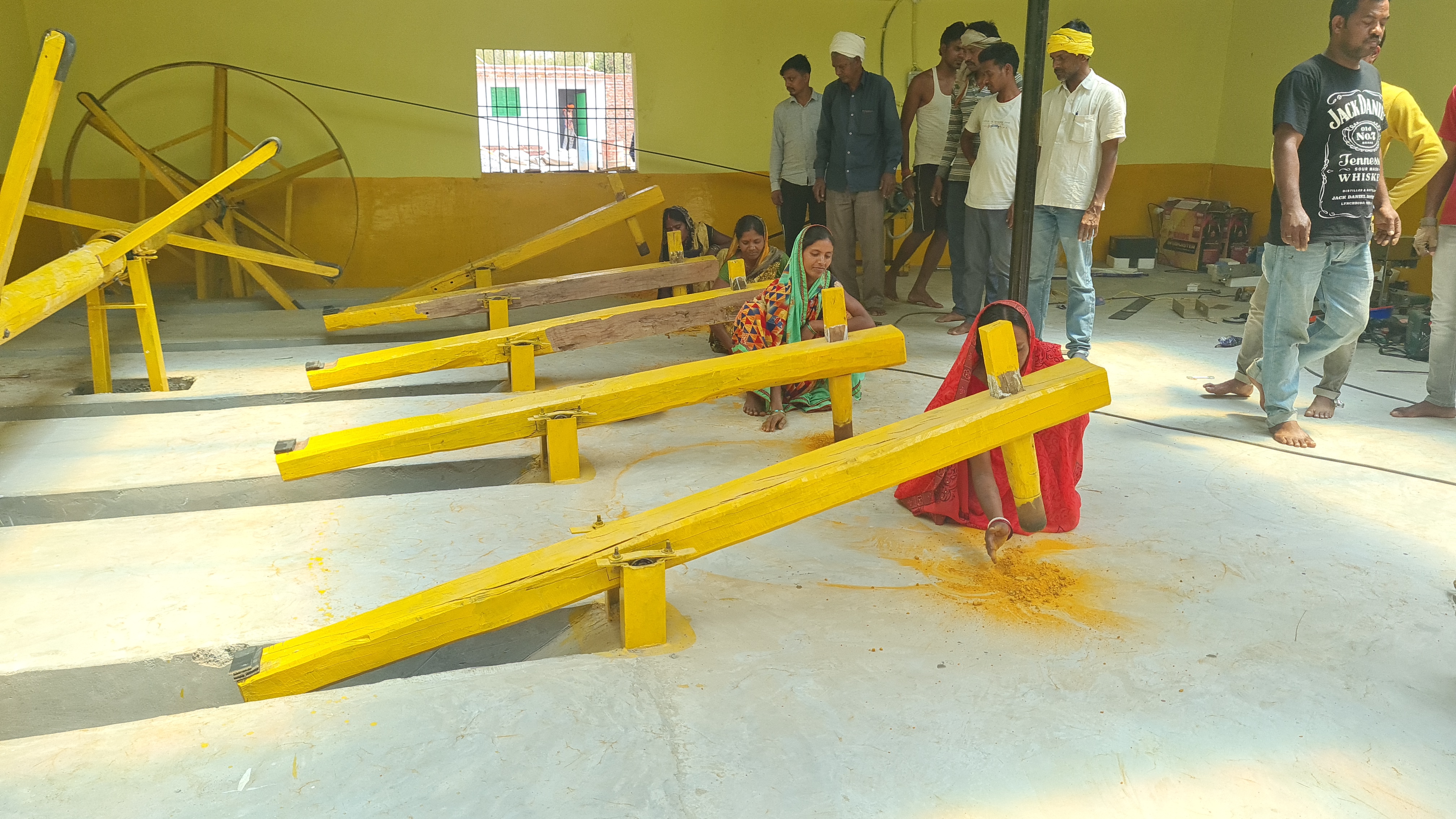 Baijnath Mahto Chhotu making spices with desi technique in Giridih