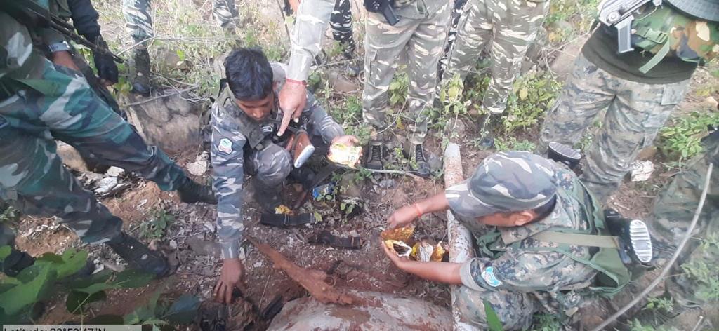 Police and CRPF started siege of Naxalites in Giridih