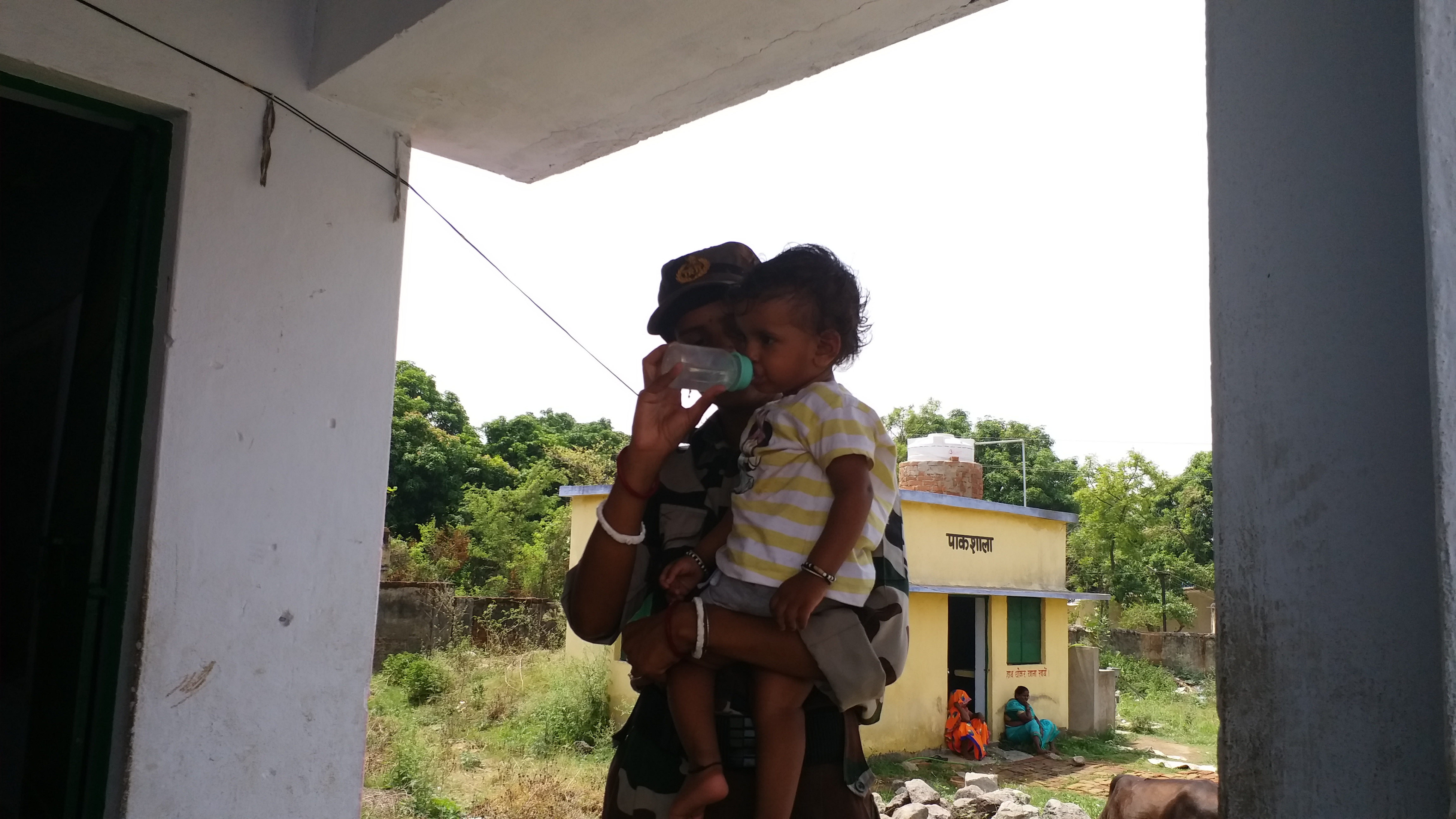 Woman policeman duty with her sick child in Panchayat elections in Giridih