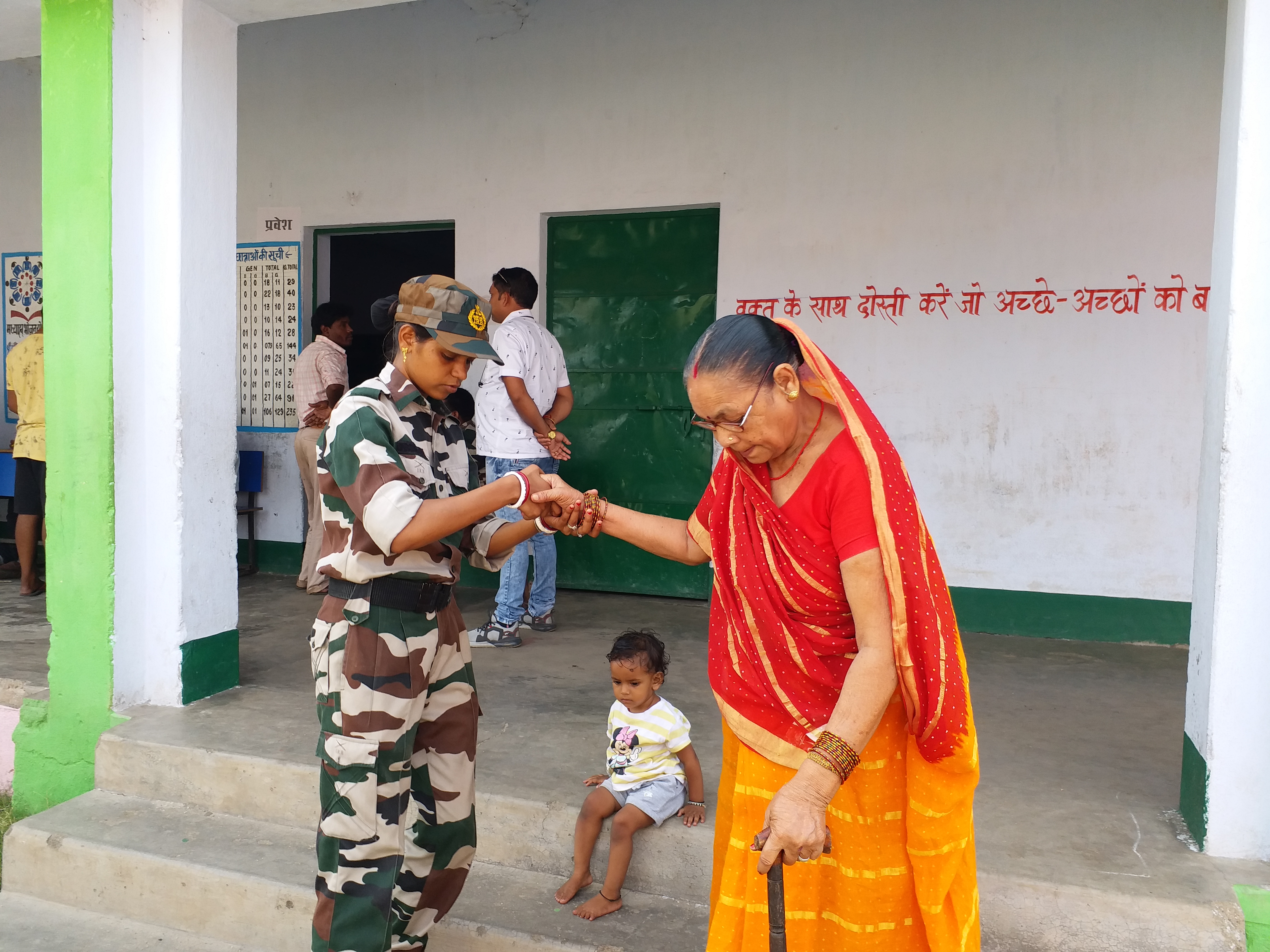 Woman policeman duty with her sick child in Panchayat elections in Giridih