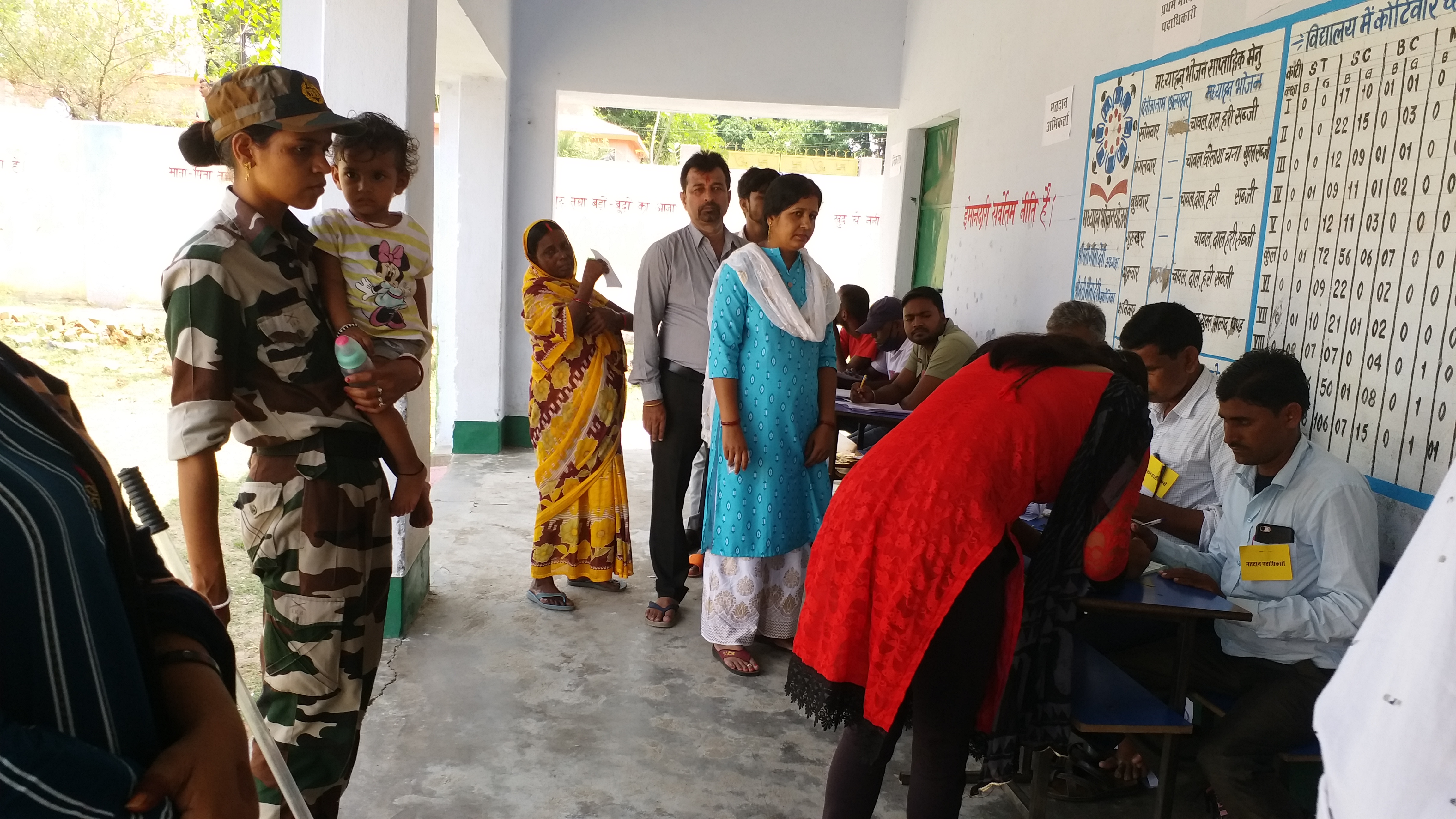 Woman policeman duty with her sick child in Panchayat elections in Giridih