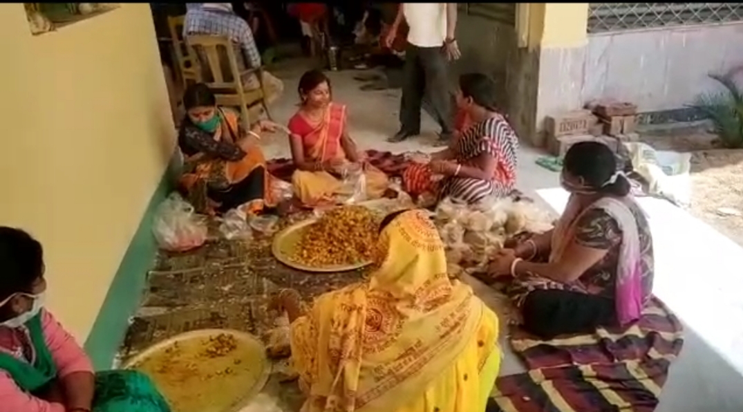 Gayatri family is providing food to poor people