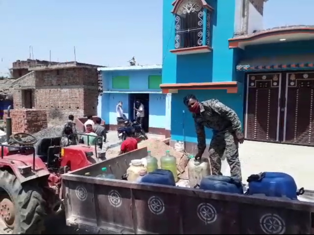 गोड्डा के महागामा में तेल चोर गिरोह के रैकेट का खुलासा, हजार लीटर तेल बरामद गोड्डा के महागामा में तेल चोर गिरोह के रैकेट का खुलासा, हजार लीटर तेल बरामद