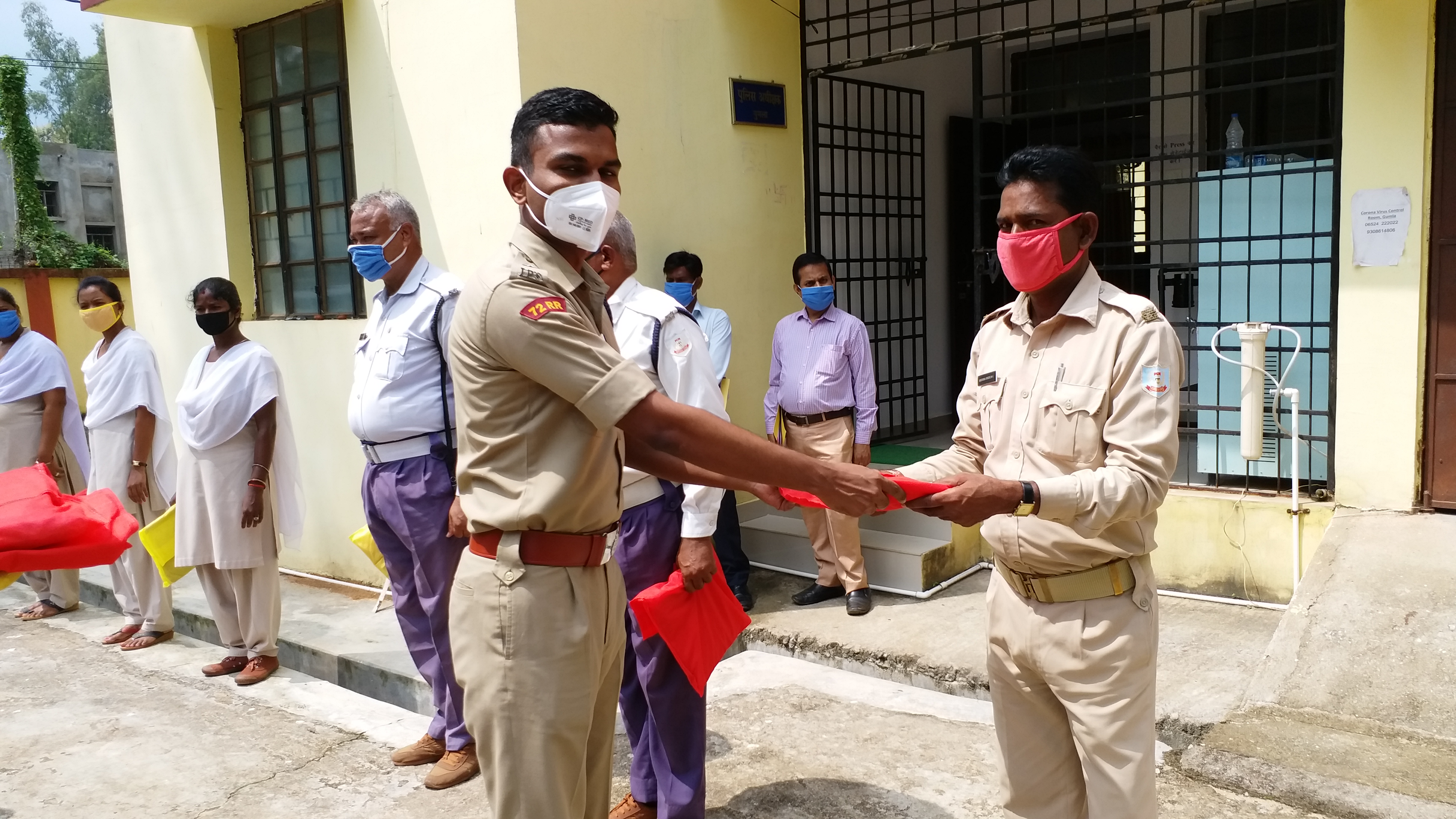 Distribution of raincoat among police in gumla