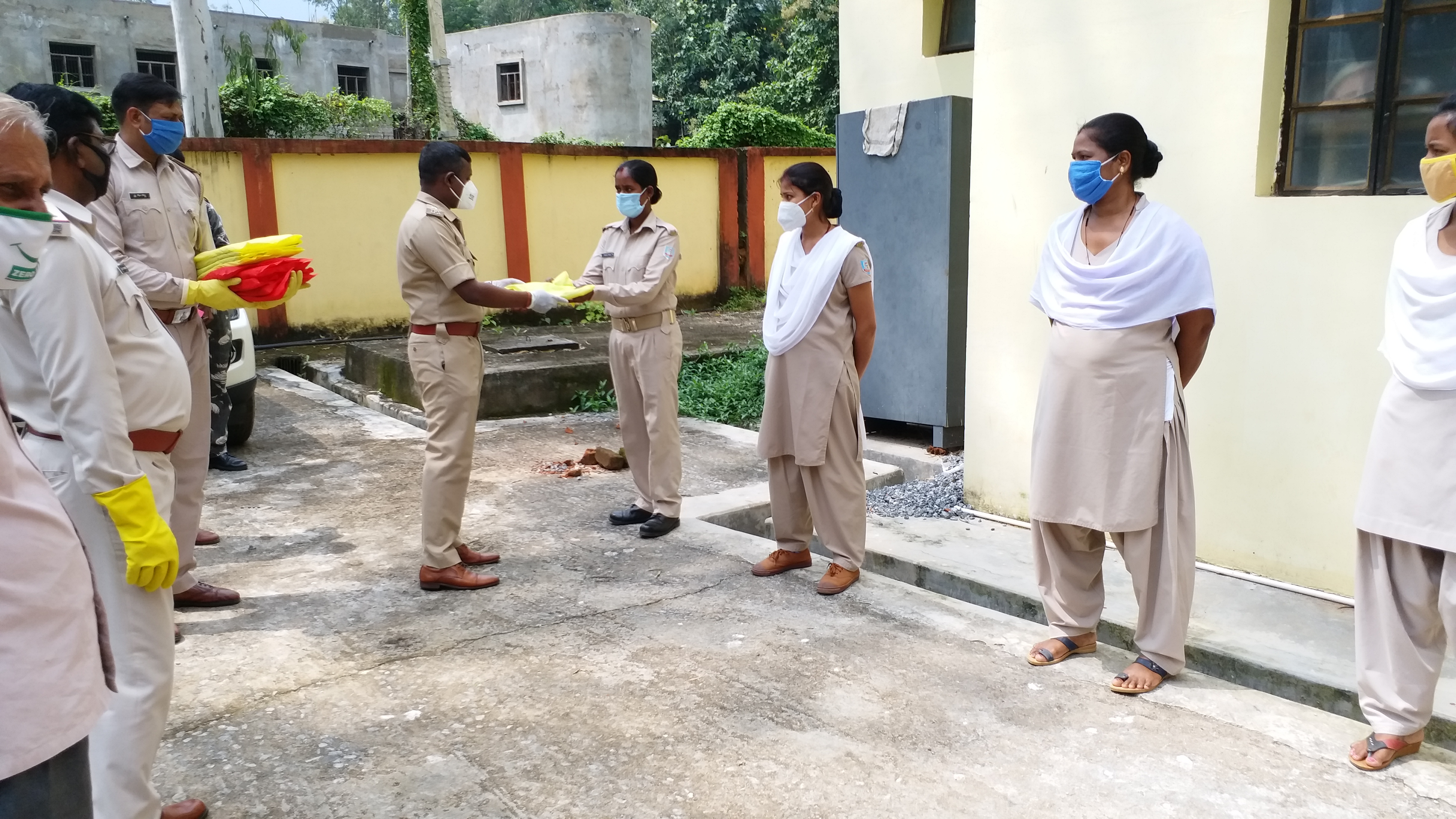 Distribution of raincoat among police in gumla