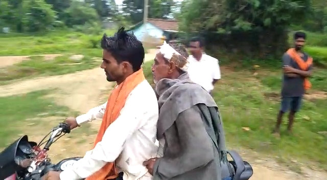 family-carried-patient-on-bike-to-sadar-hospital-in-gumla