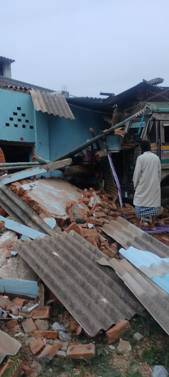 Uncontrolled truck damaged house in Hazaribag