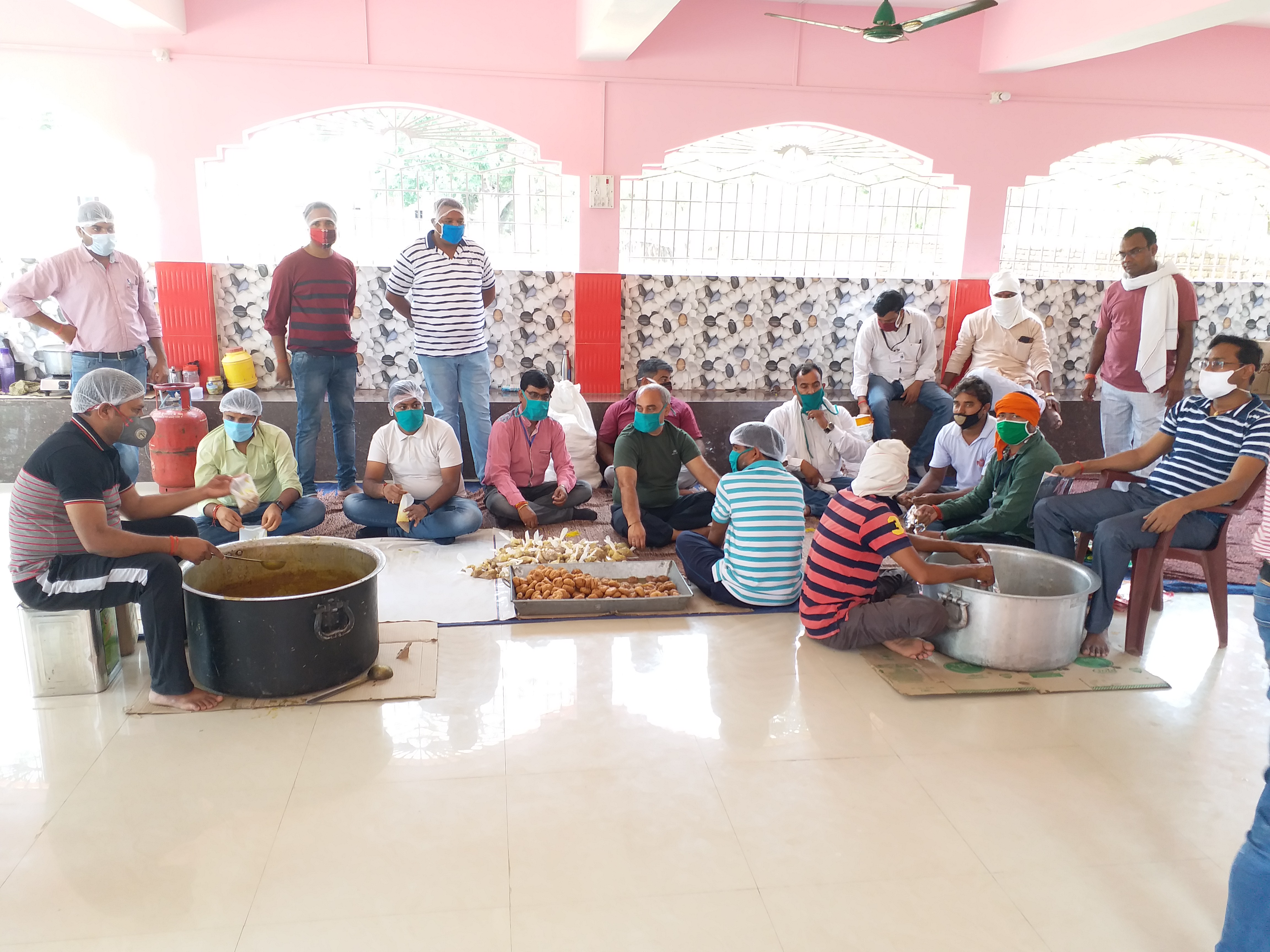 relief team working in hazaribag, हजारीबाग आपदा मित्र