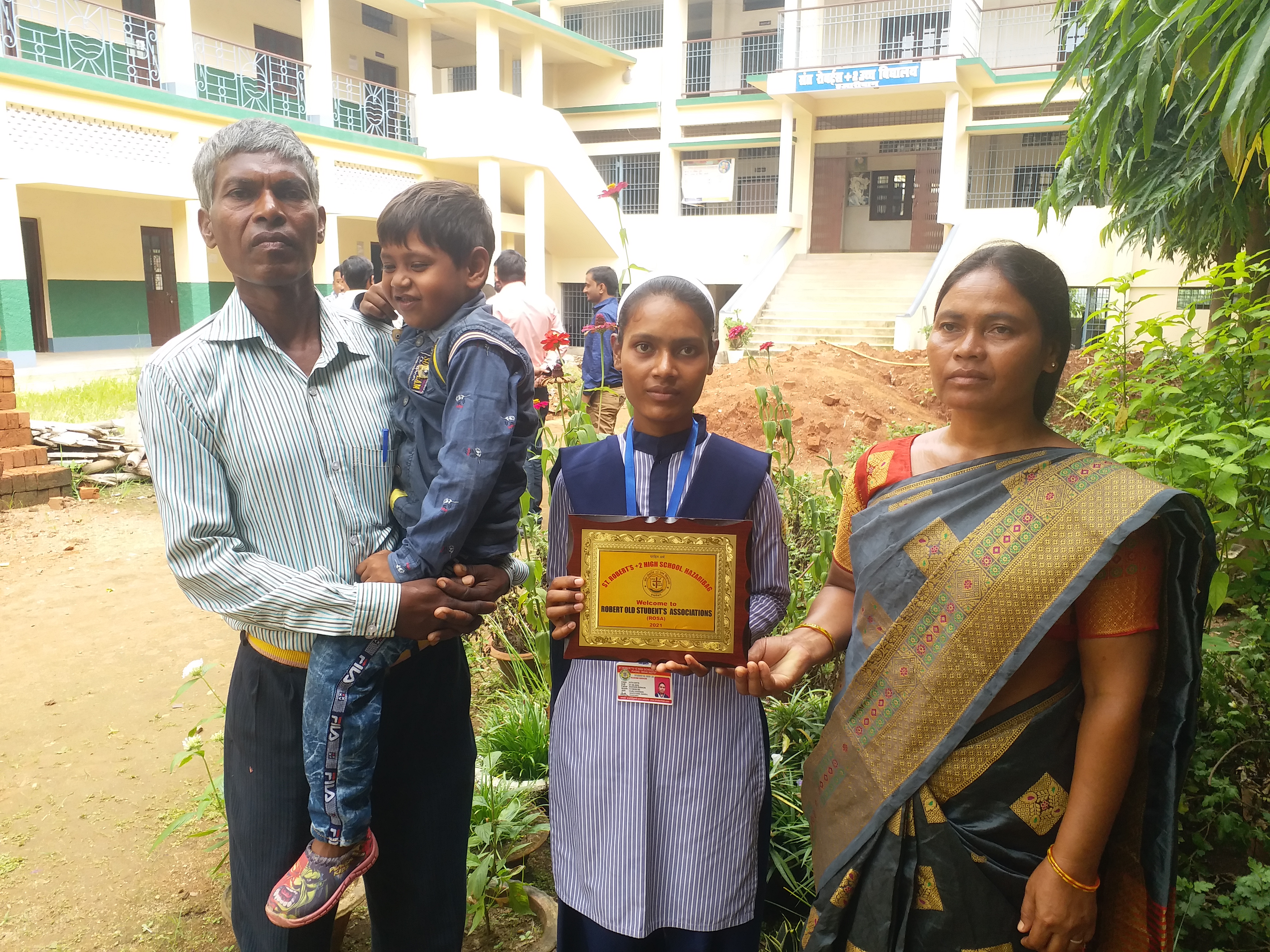 Rashmi became first Birhor student of Ramgarh to pass Inter exam
