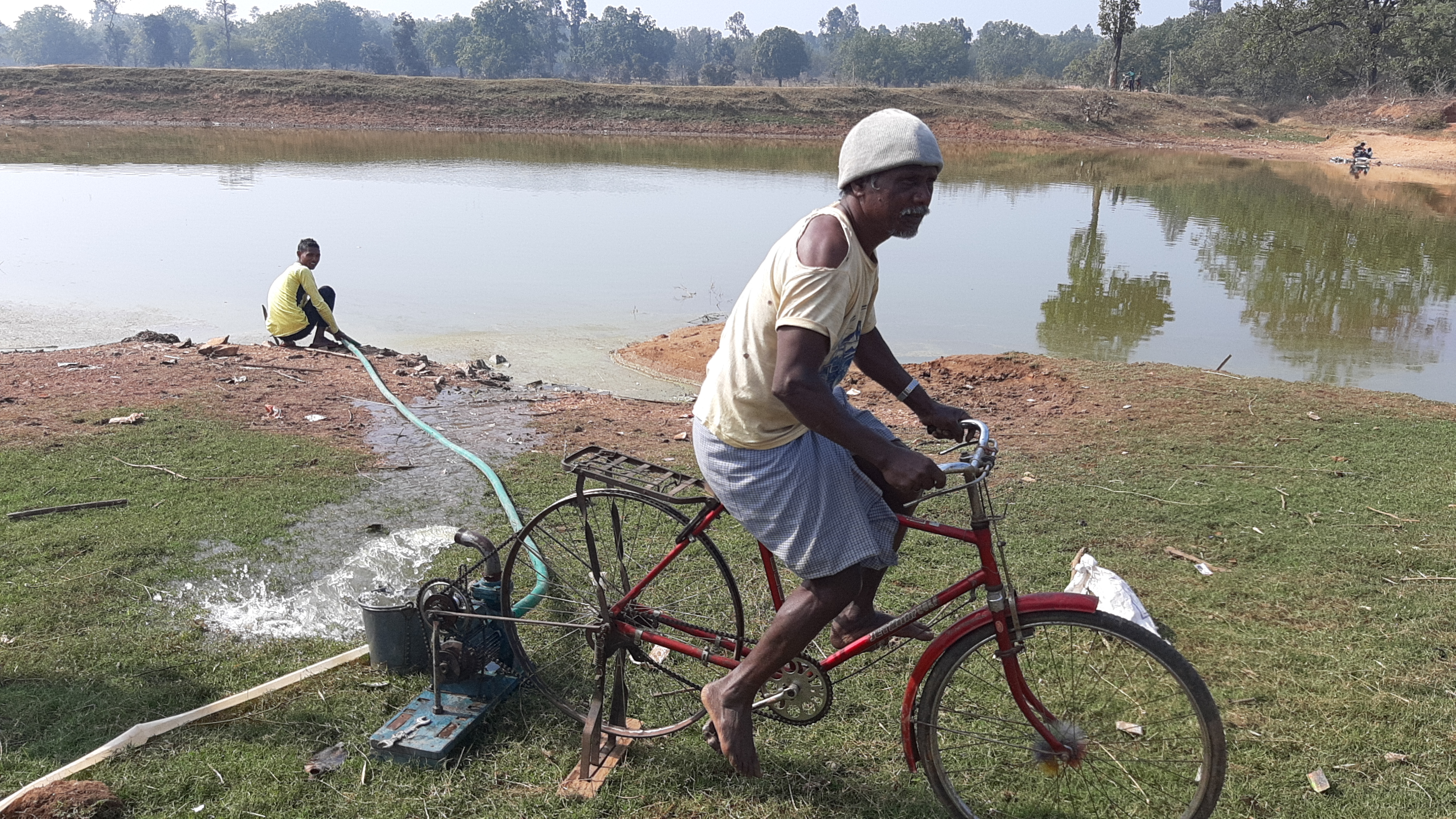 Mahesh Manjhi made irrigation machine with bicycle in Hazaribag