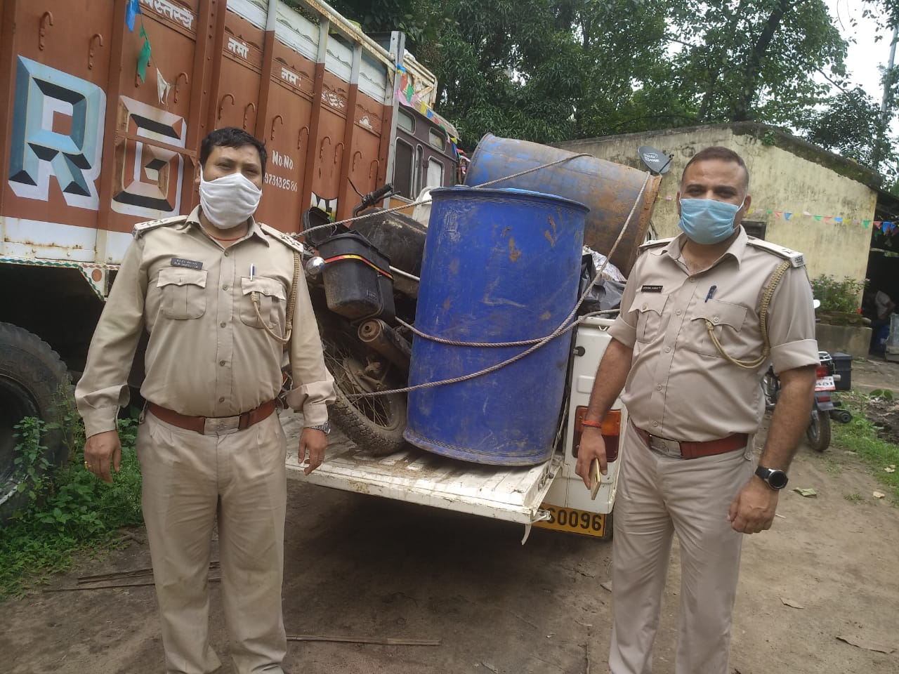 Illegal liquor was being made in the forest of Mangura in hazaribagh